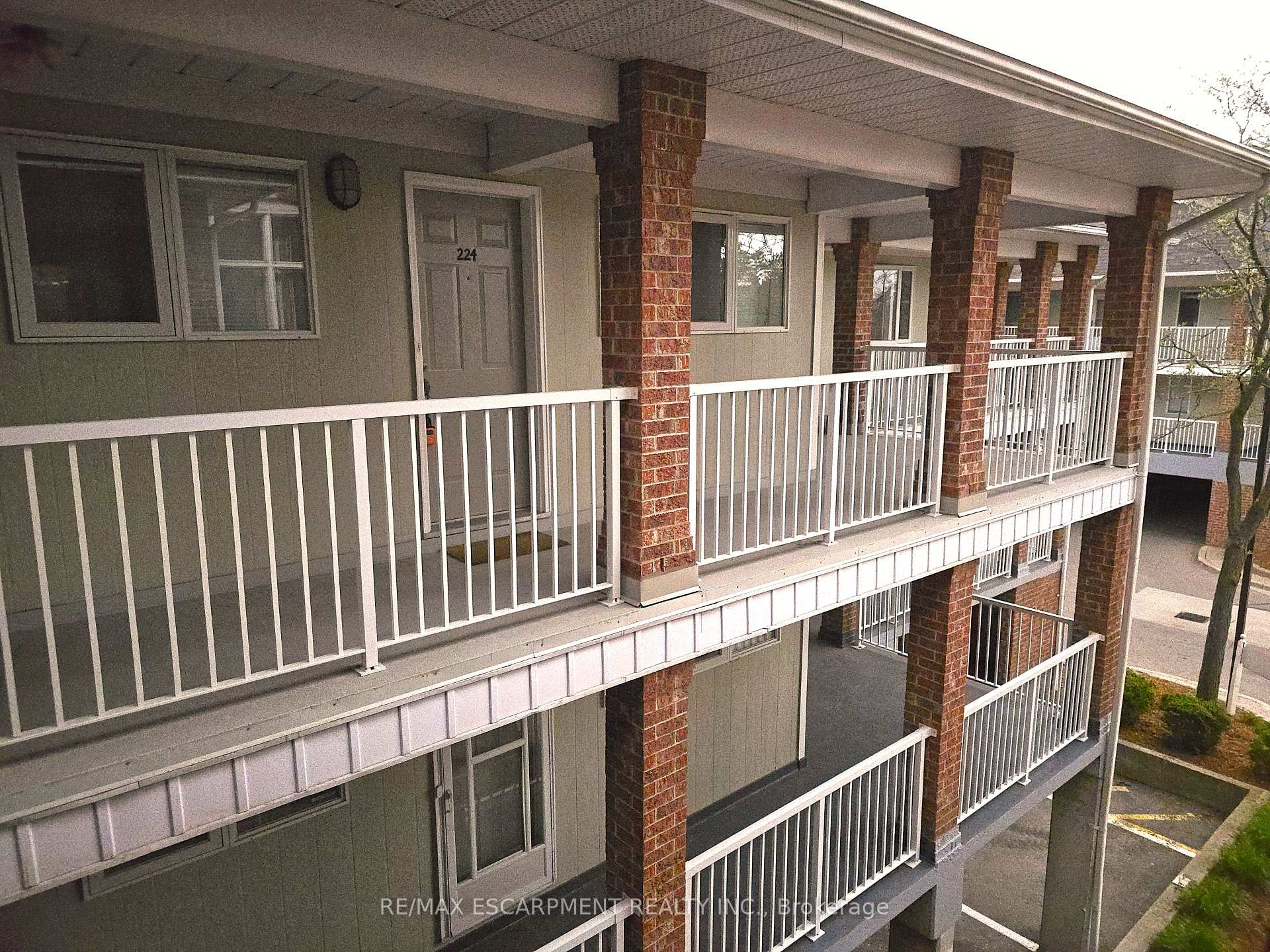3 Bedrooms Condo at 101 Bristol, Mississauga For sale