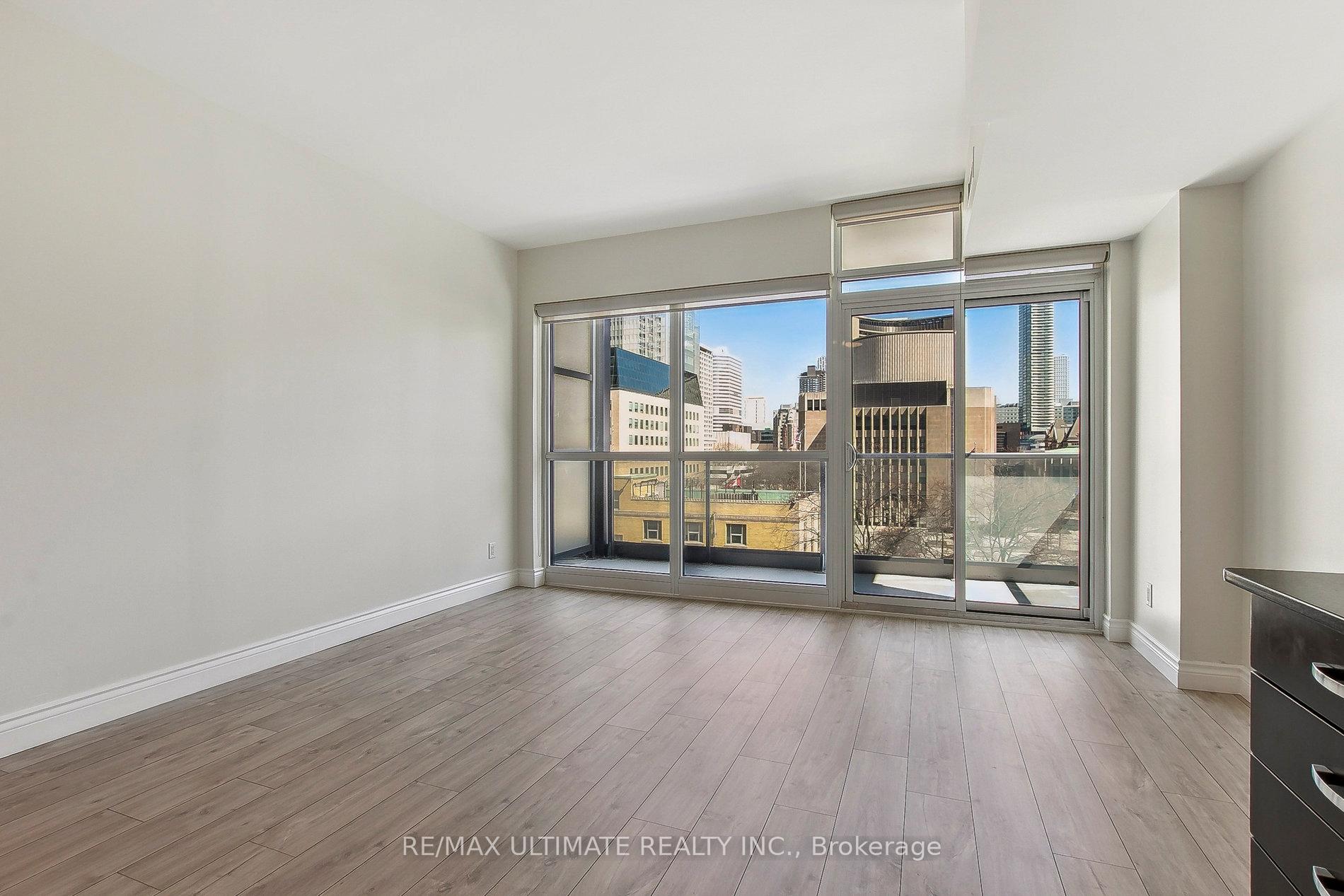 2 Bedrooms Condo at 210 Simcoe, Toronto For sale