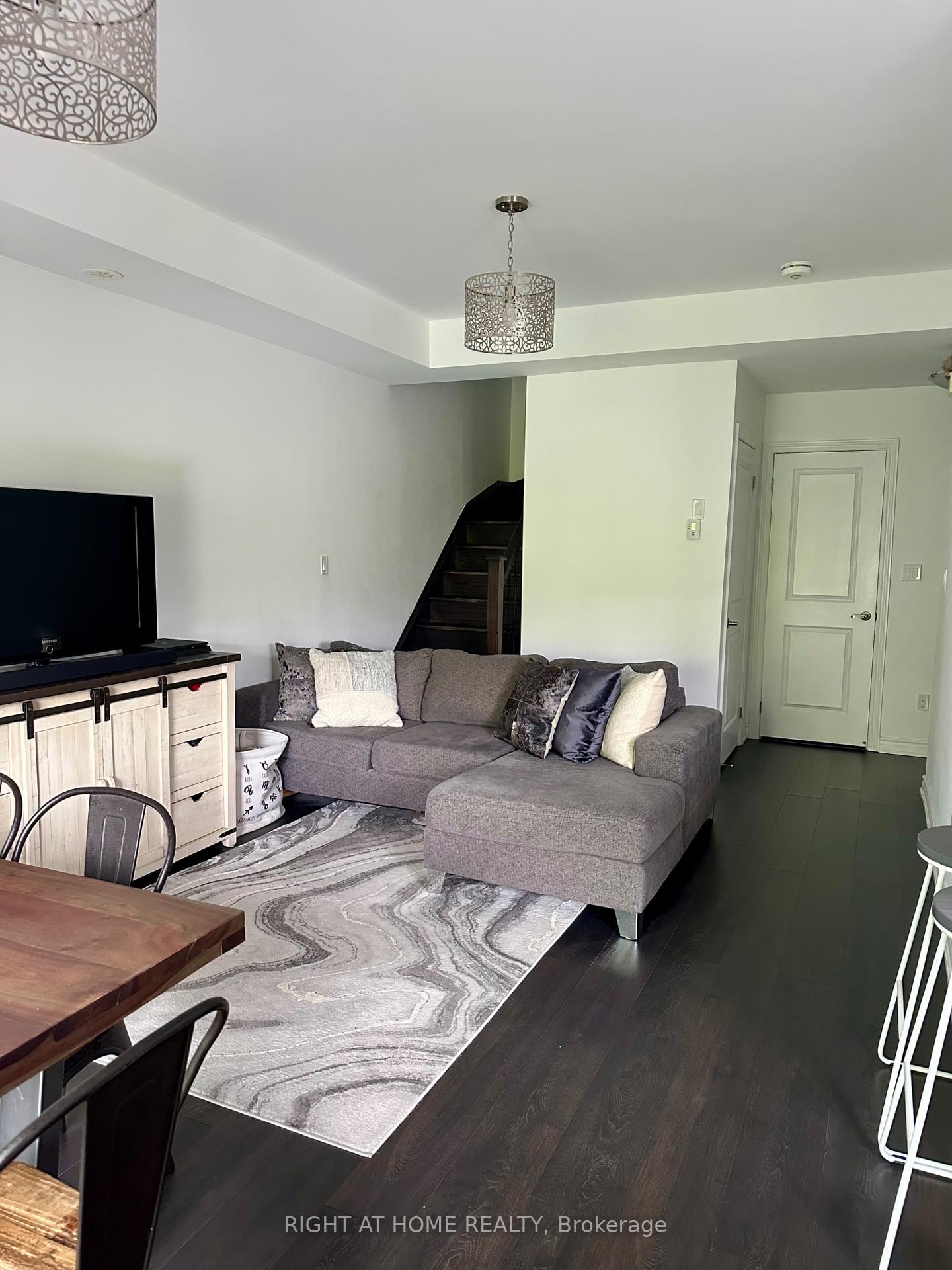 2 Bedrooms Condo at 201 Pine Grove, Vaughan For sale