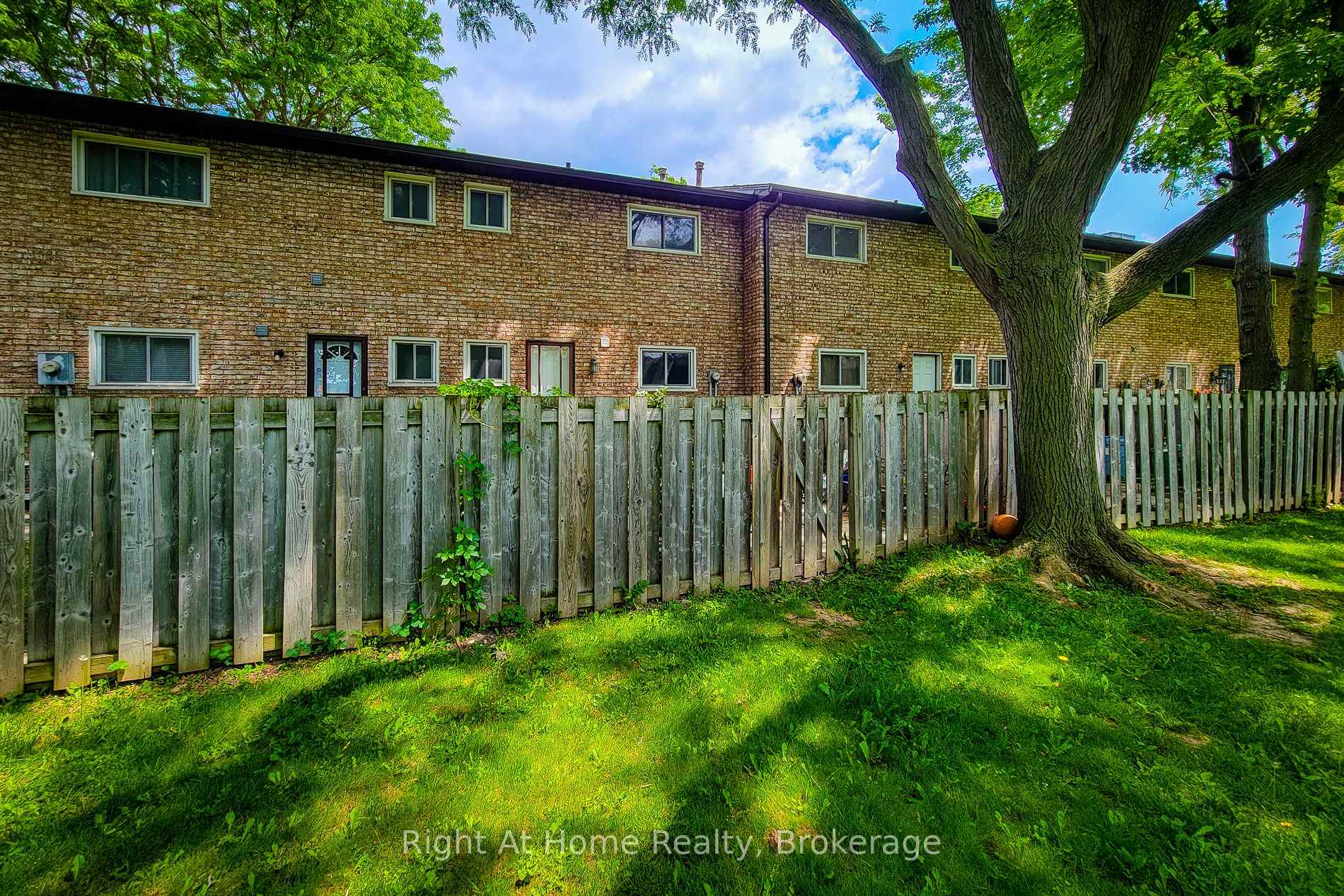 3 Bedrooms Condo at 8 Glenburn, Hamilton For sale