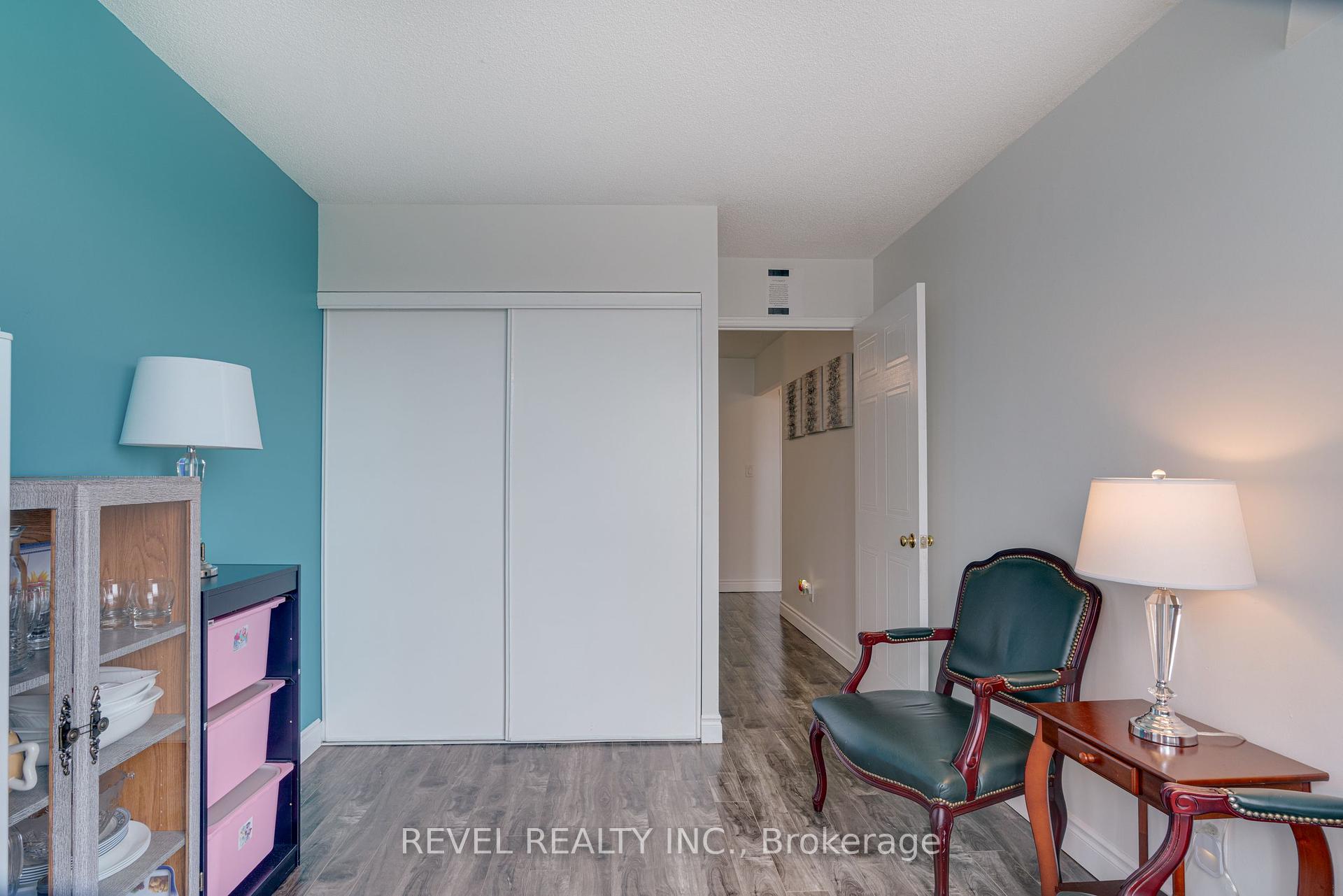 3 Bedrooms Condo at 135 Hillcrest, Mississauga For sale