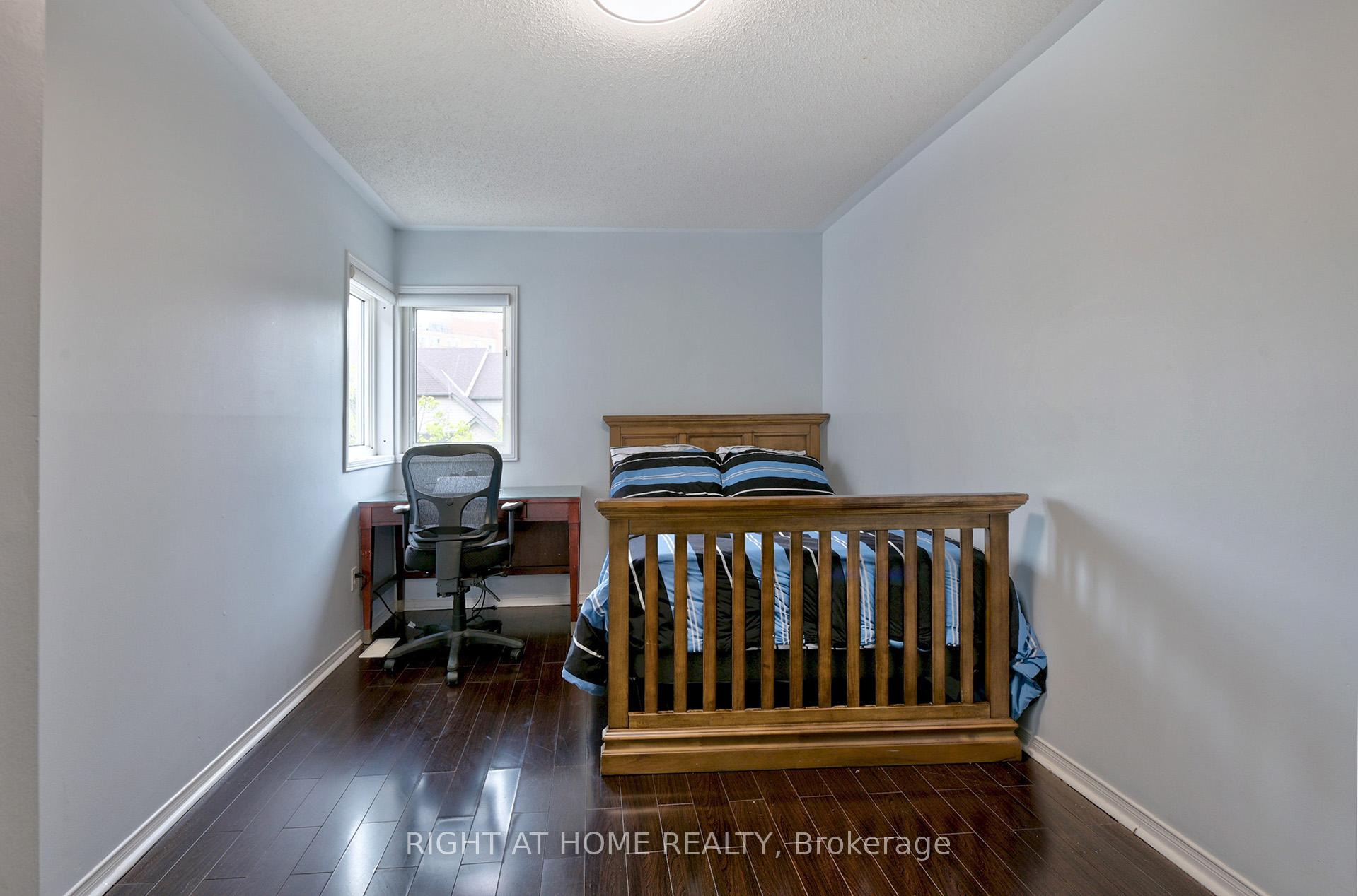 3 Bedrooms Condo at 4600 Kimbermount, Mississauga For sale