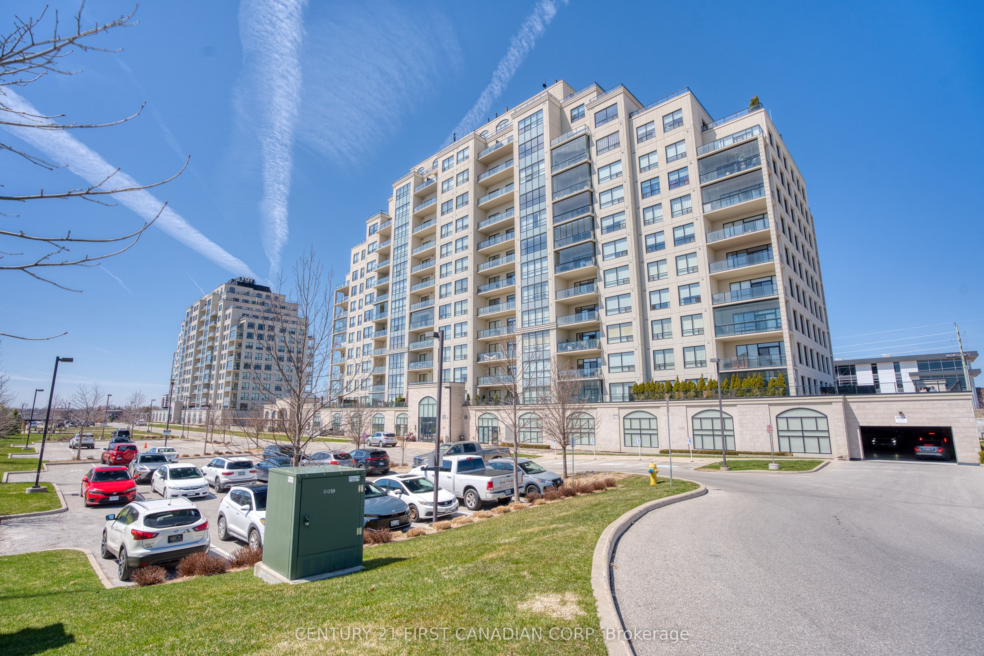 240 Villagewalk Boulevard, #812