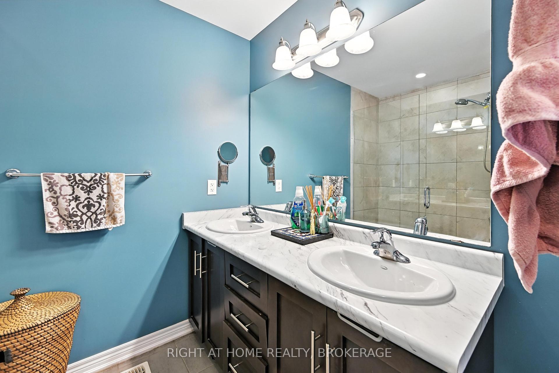 2 Bedrooms Condo at 377 GLANCASTER, Hamilton For sale