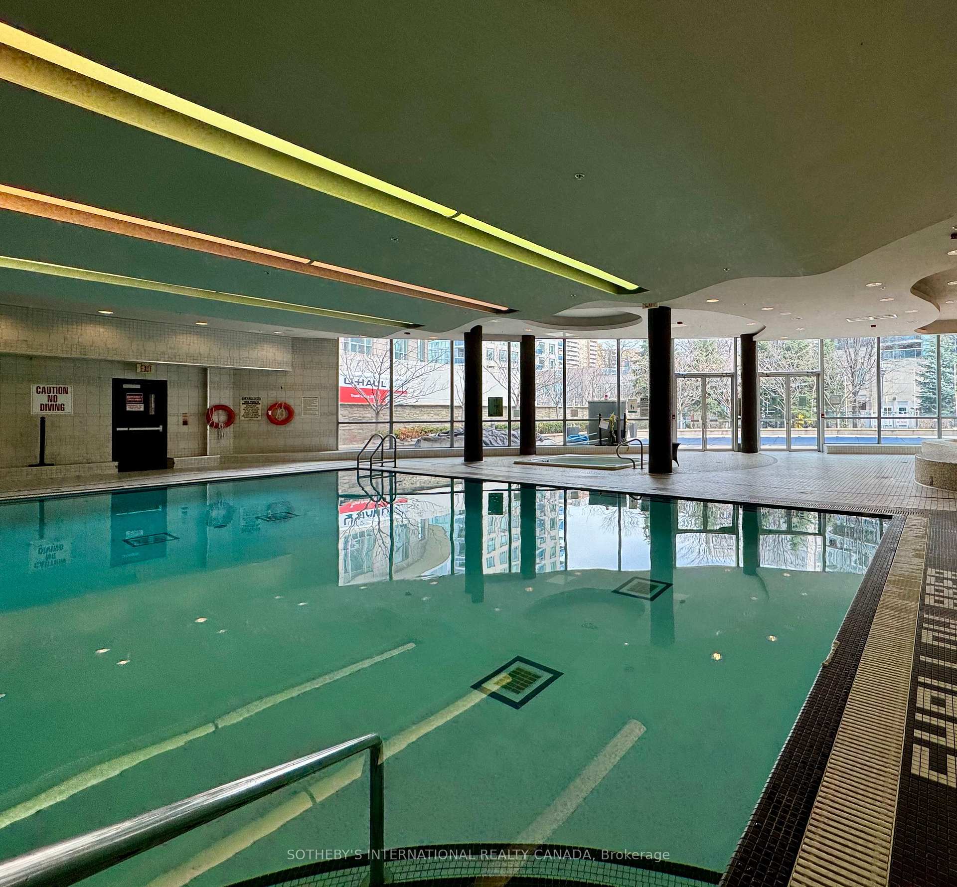 2 Bedrooms Condo at 70 Absolute, Mississauga For sale