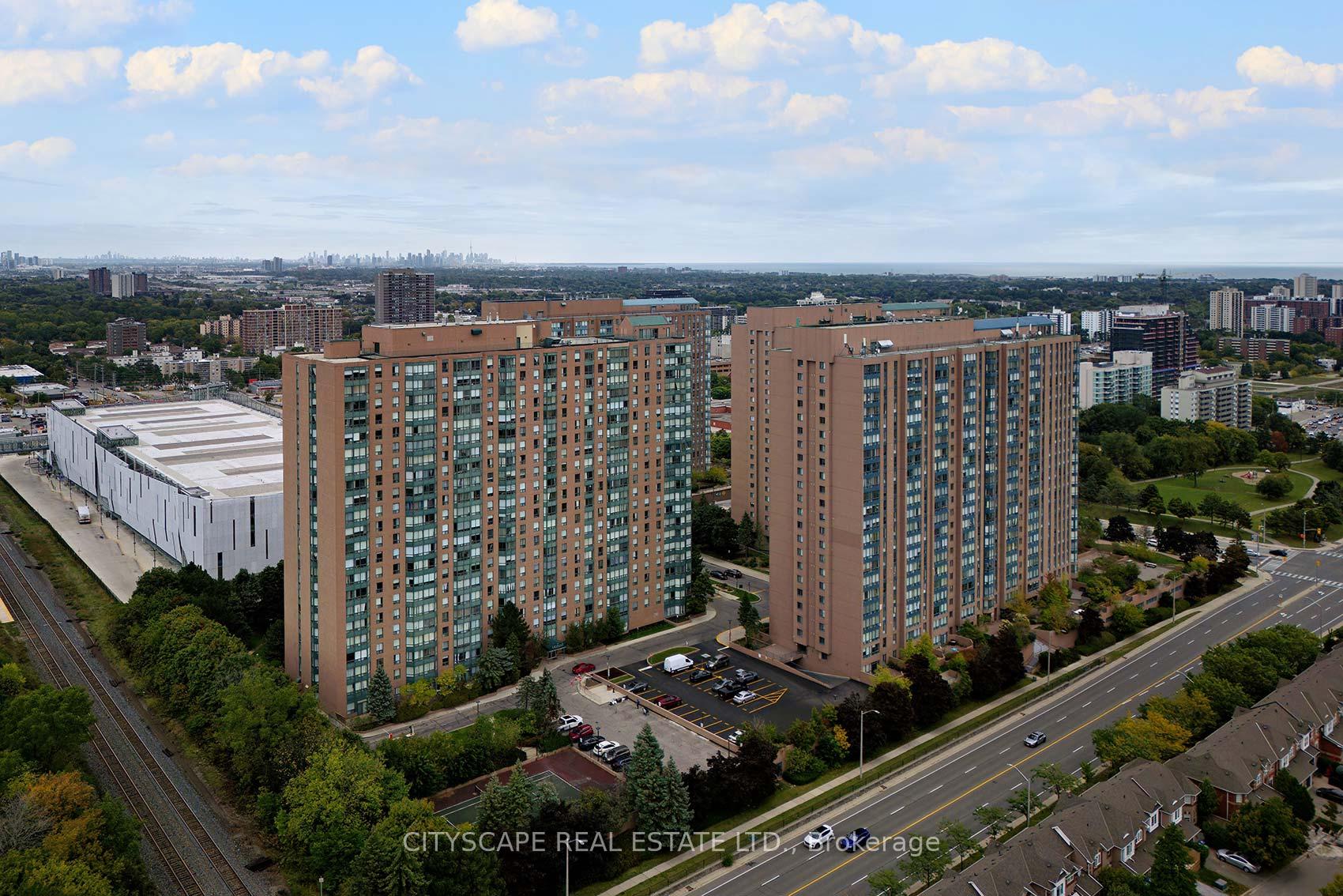 3 Bedrooms Condo at 135 Hillcrest, Mississauga For sale