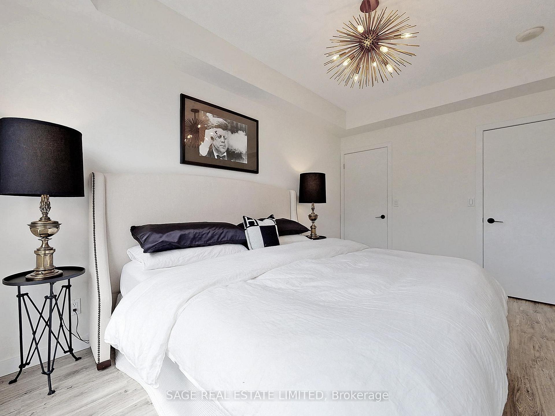 2 Bedrooms Condo at 551 Maple, Burlington For sale