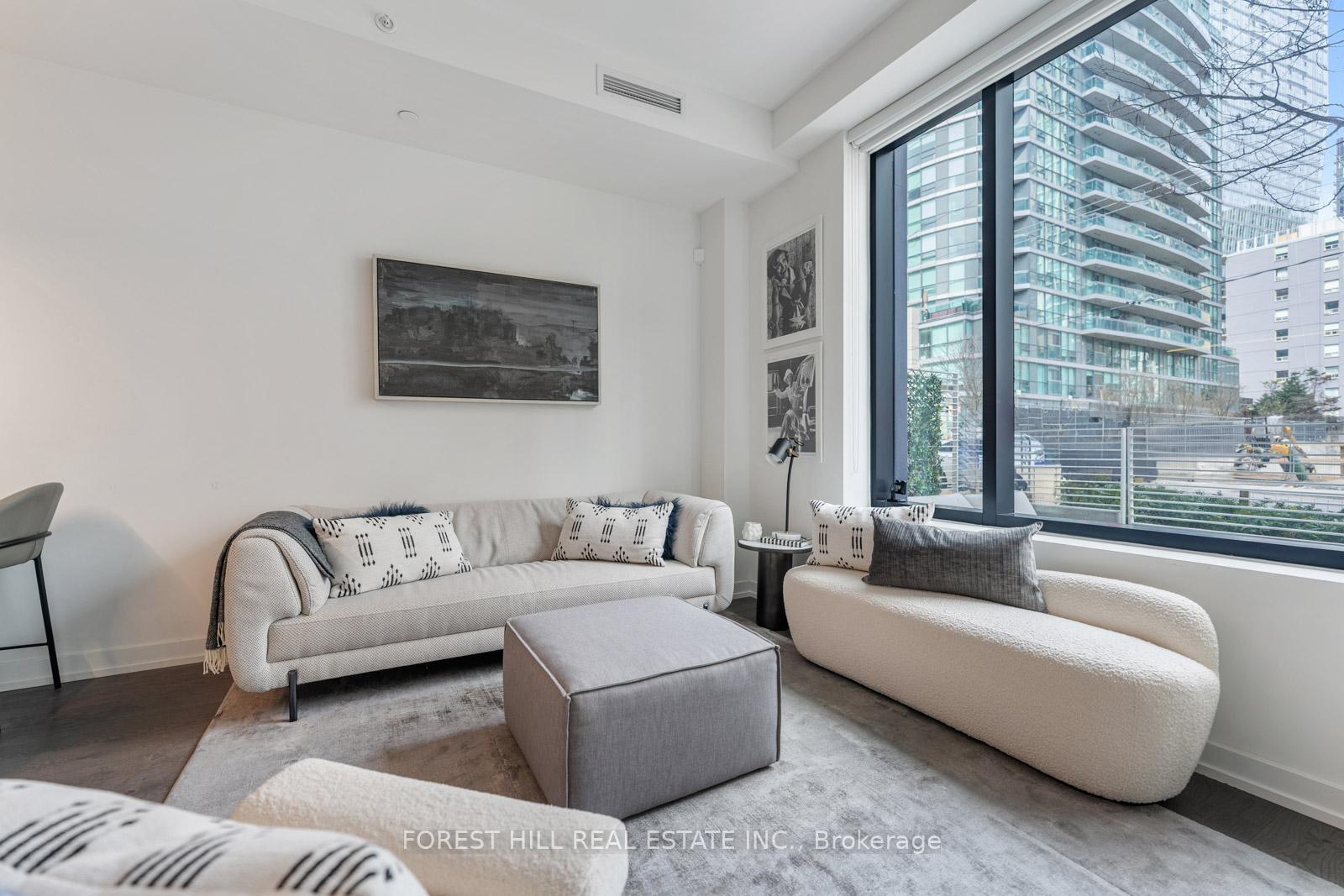 2 Bedrooms Condo at 161 Roehampton, Toronto For sale
