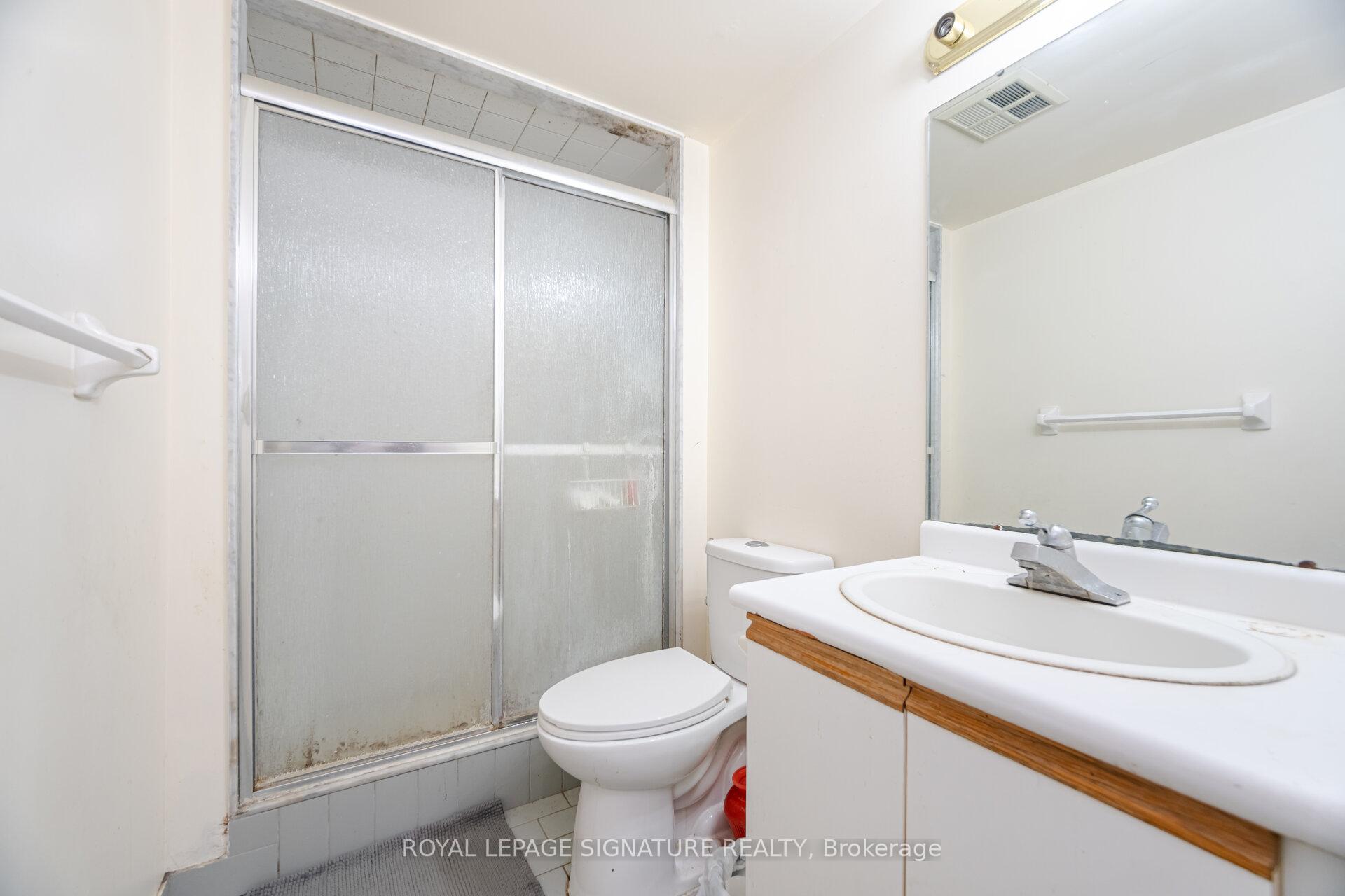 3 Bedrooms Condo at 250 Webb, Mississauga For sale