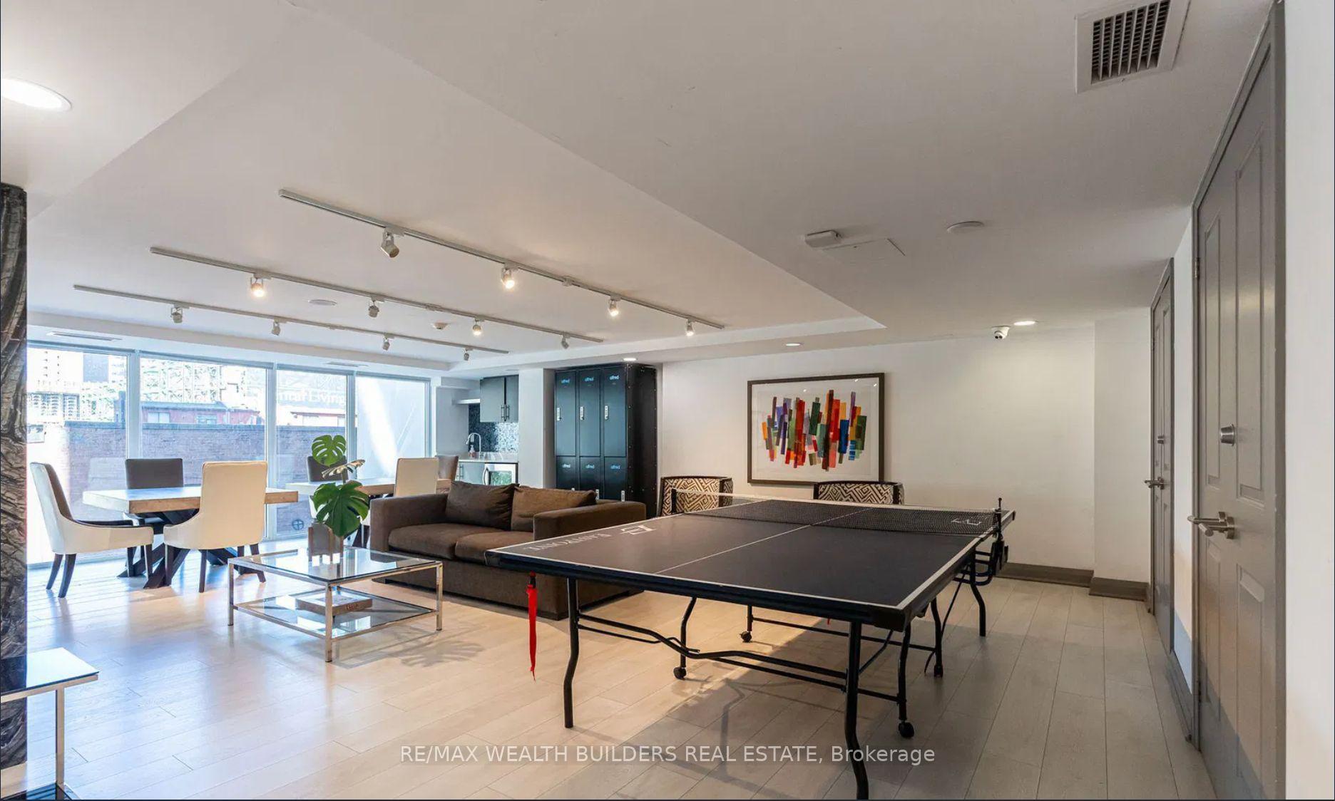 2 Bedrooms Condo at 400 Adelaide, Toronto For sale