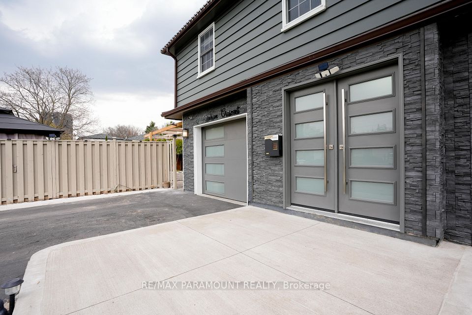 10 Burnham Crescent, Brampton, ON L6T 2L2