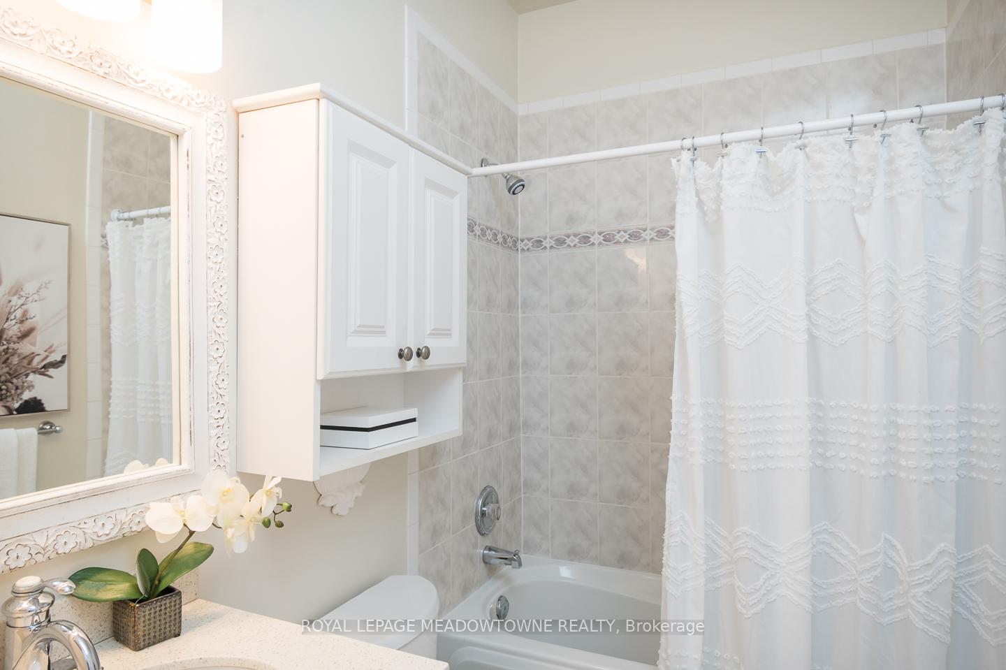 2 Bedrooms Condo at 262 Dundas, Hamilton For sale
