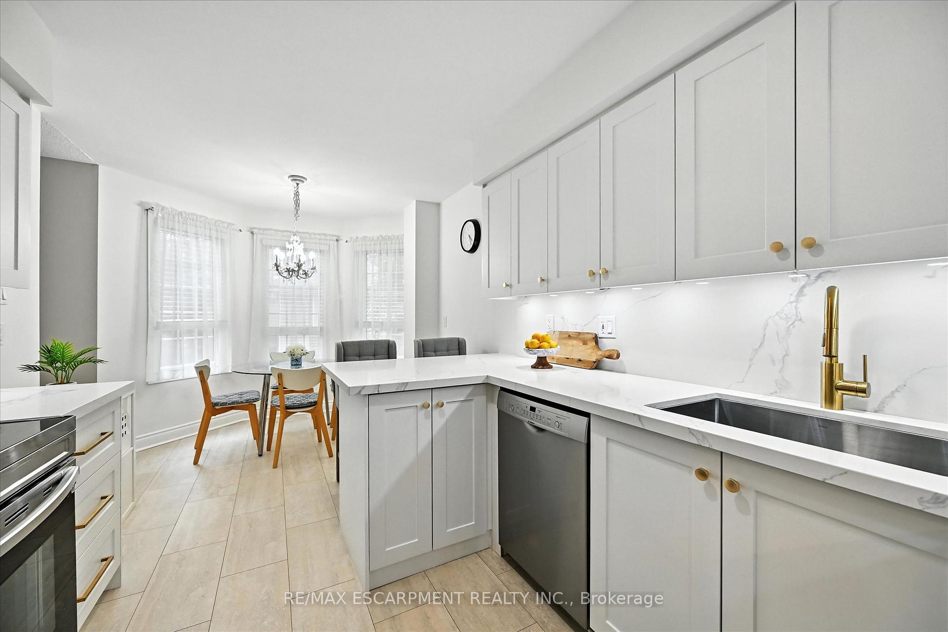 3 Bedrooms Condo at 2110 CLEAVER, Burlington For sale