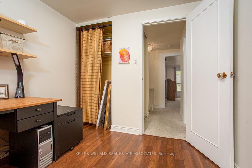 3 Bedrooms Condo at 2216 Upper Middle, Burlington For sale