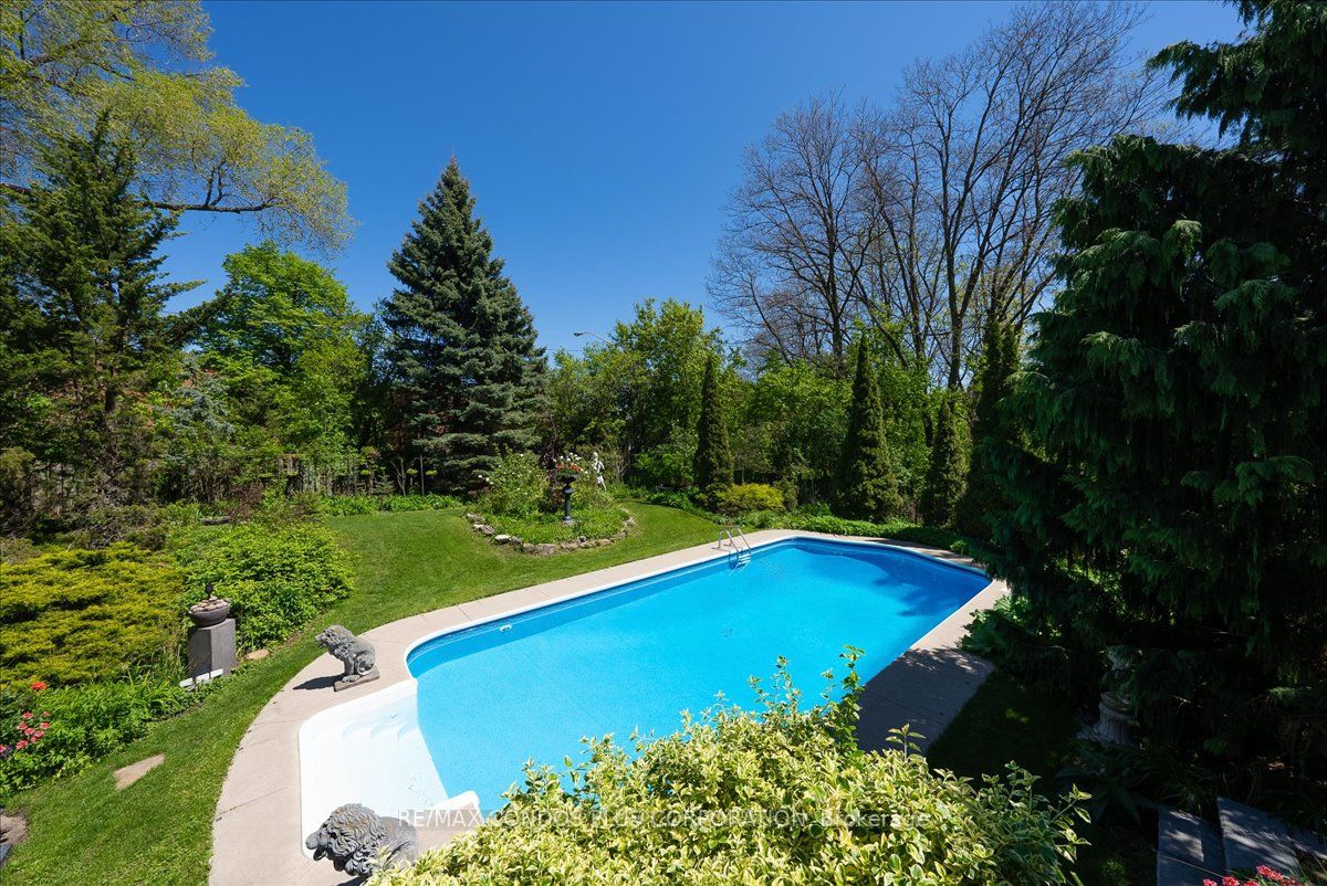 11 Ridgemoor Avenue
