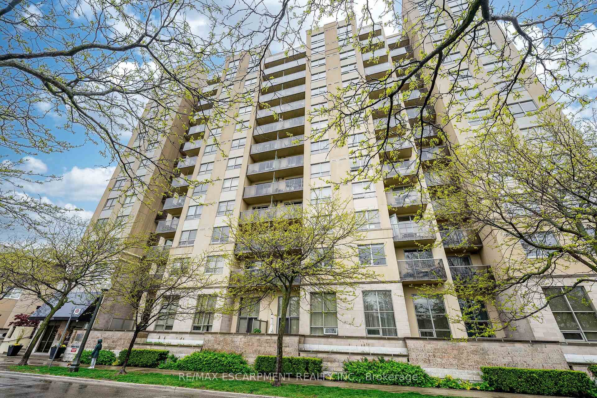 2 Bedrooms Condo at 4 Elsinore, Toronto For sale