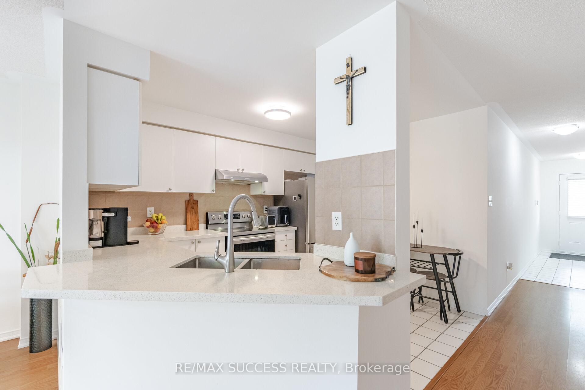 3 Bedrooms Condo at 5255 Palmetto, Mississauga For sale