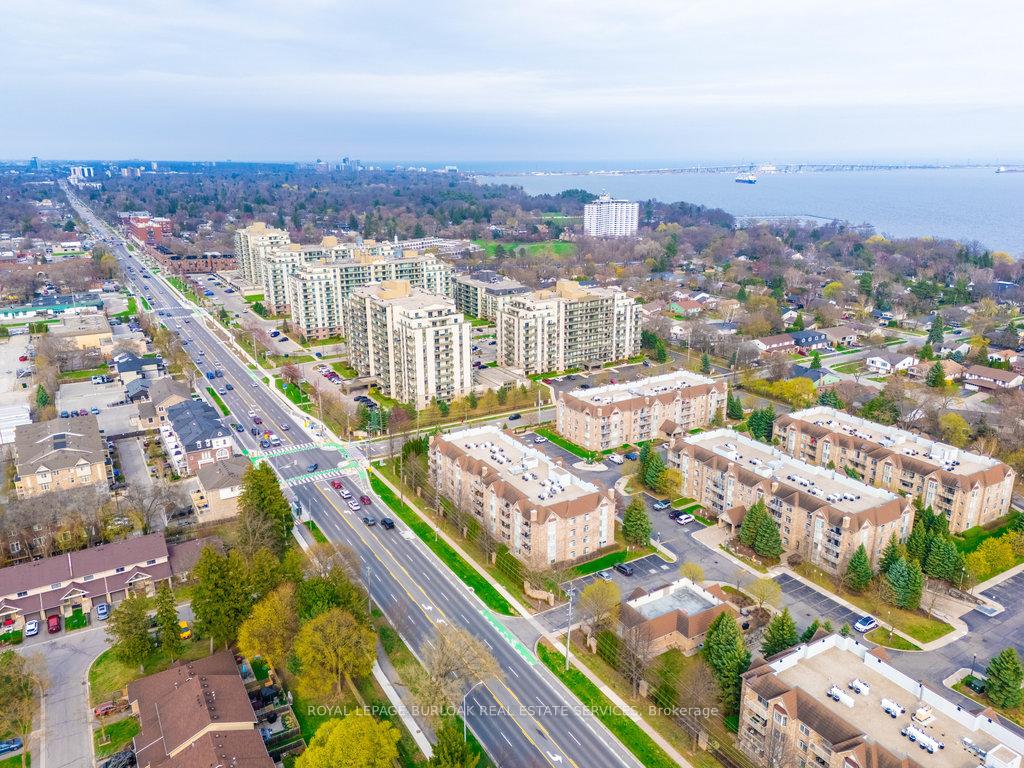 2 Bedrooms Condo at 216E Plains, Burlington For sale