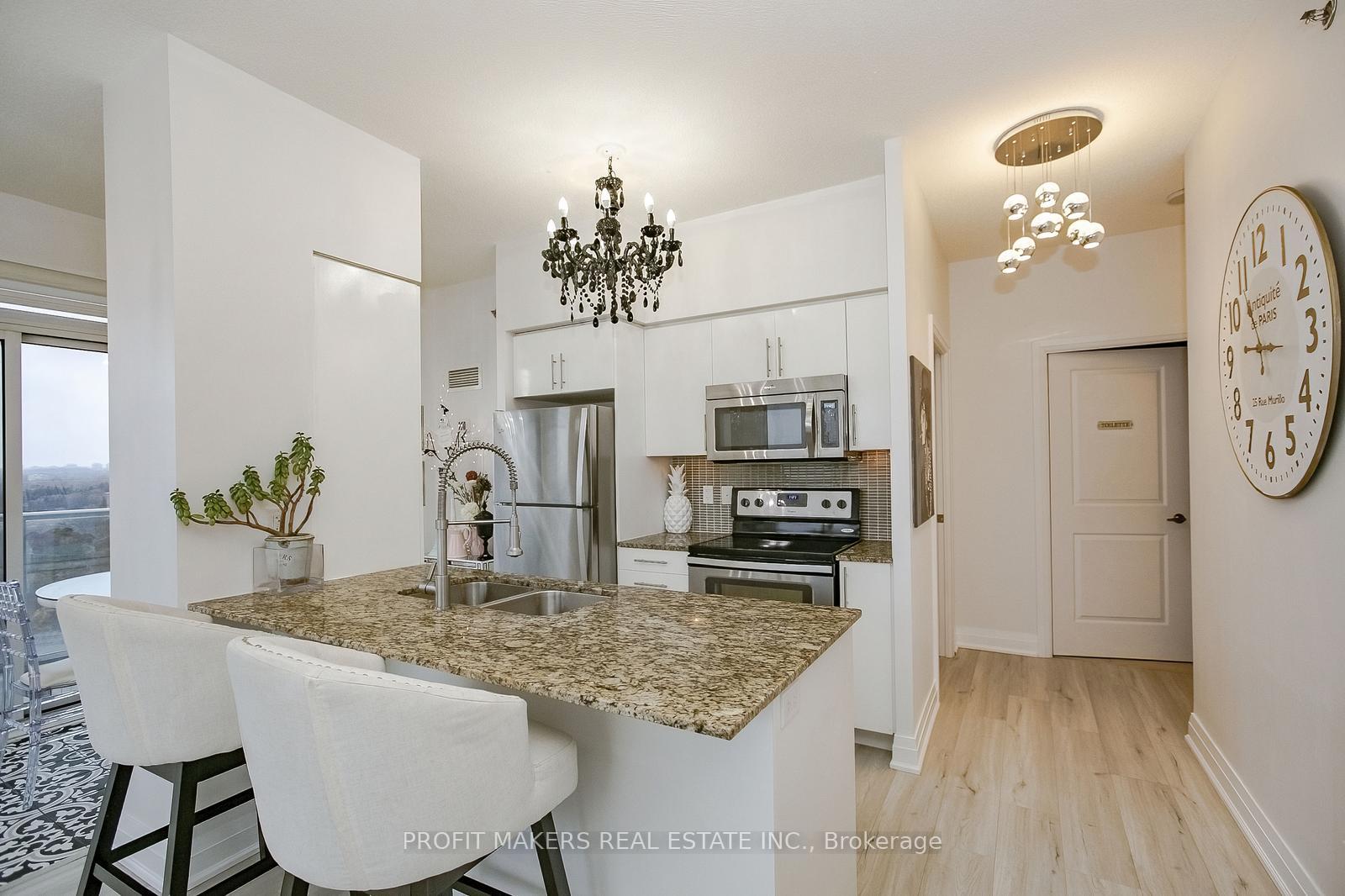 3 Bedrooms Condo at 65 Speers, Oakville For sale