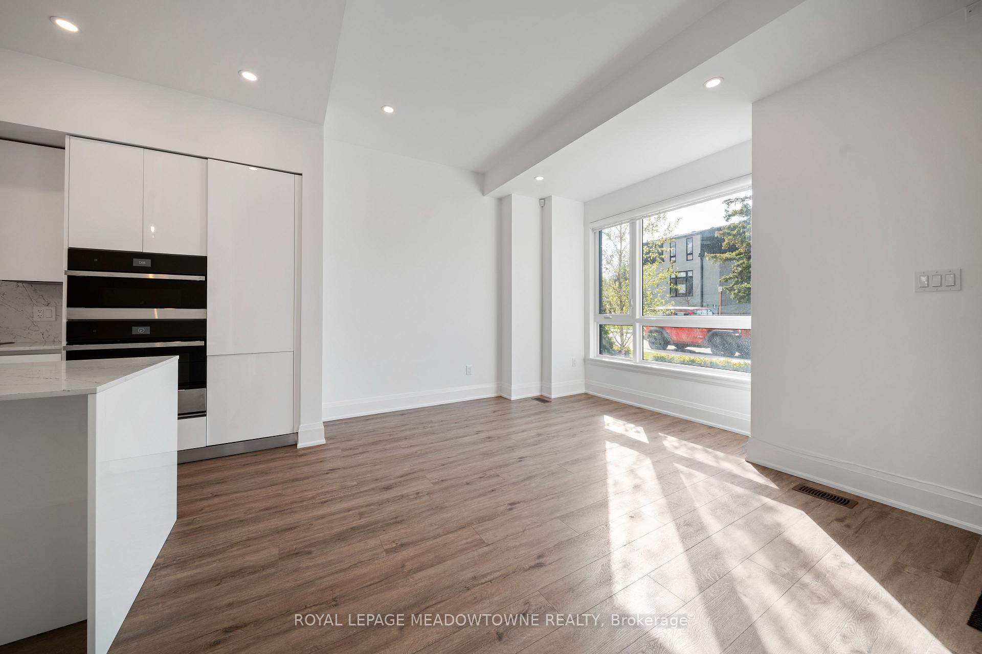 4 Bedrooms Condo at 121 High, Mississauga For sale