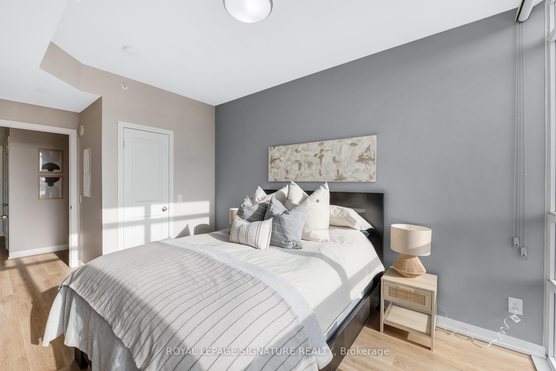 2 Bedrooms Condo at 8 Fieldway, Toronto For sale