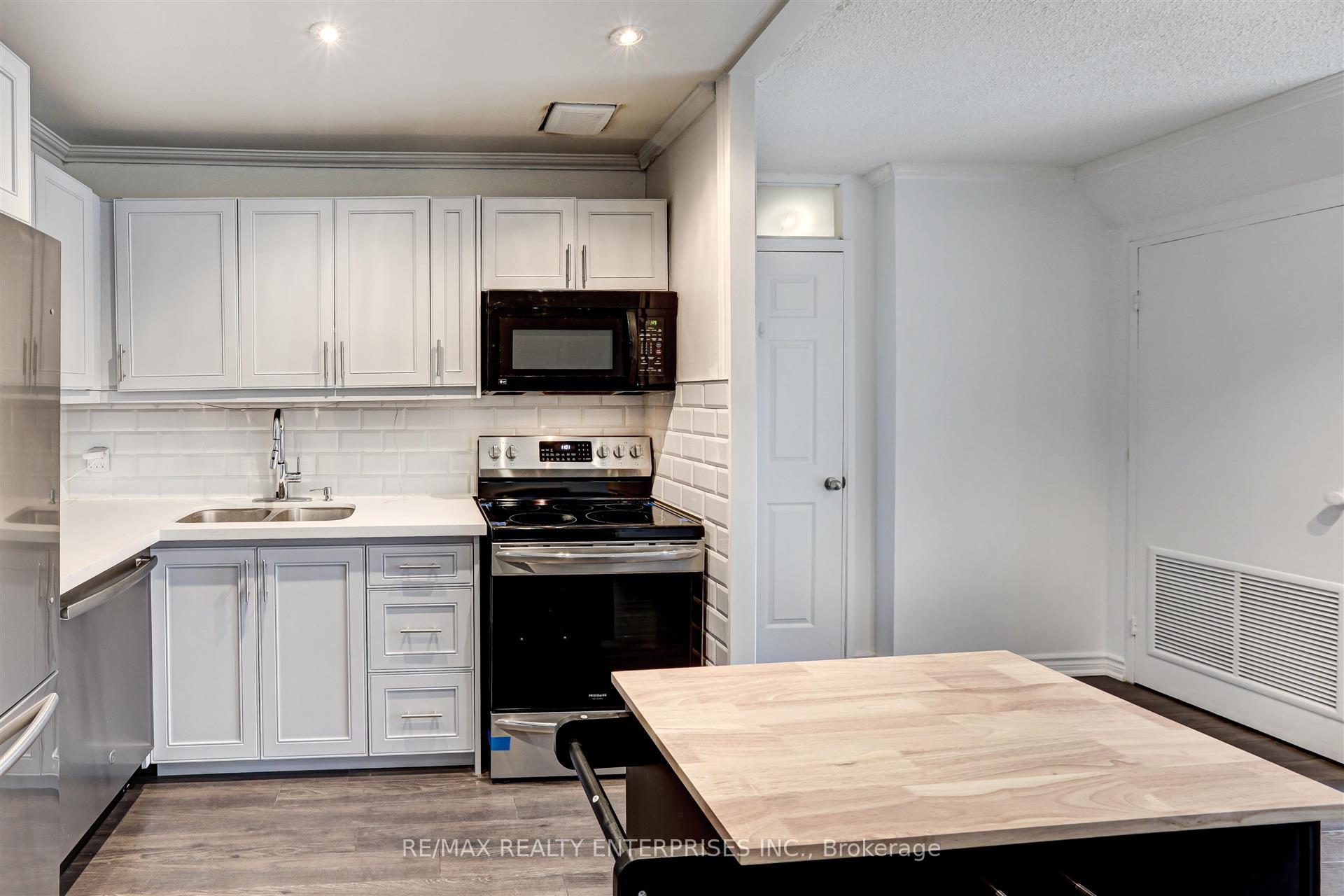 3 Bedrooms Condo at 2001 Bonnymede, Mississauga For sale