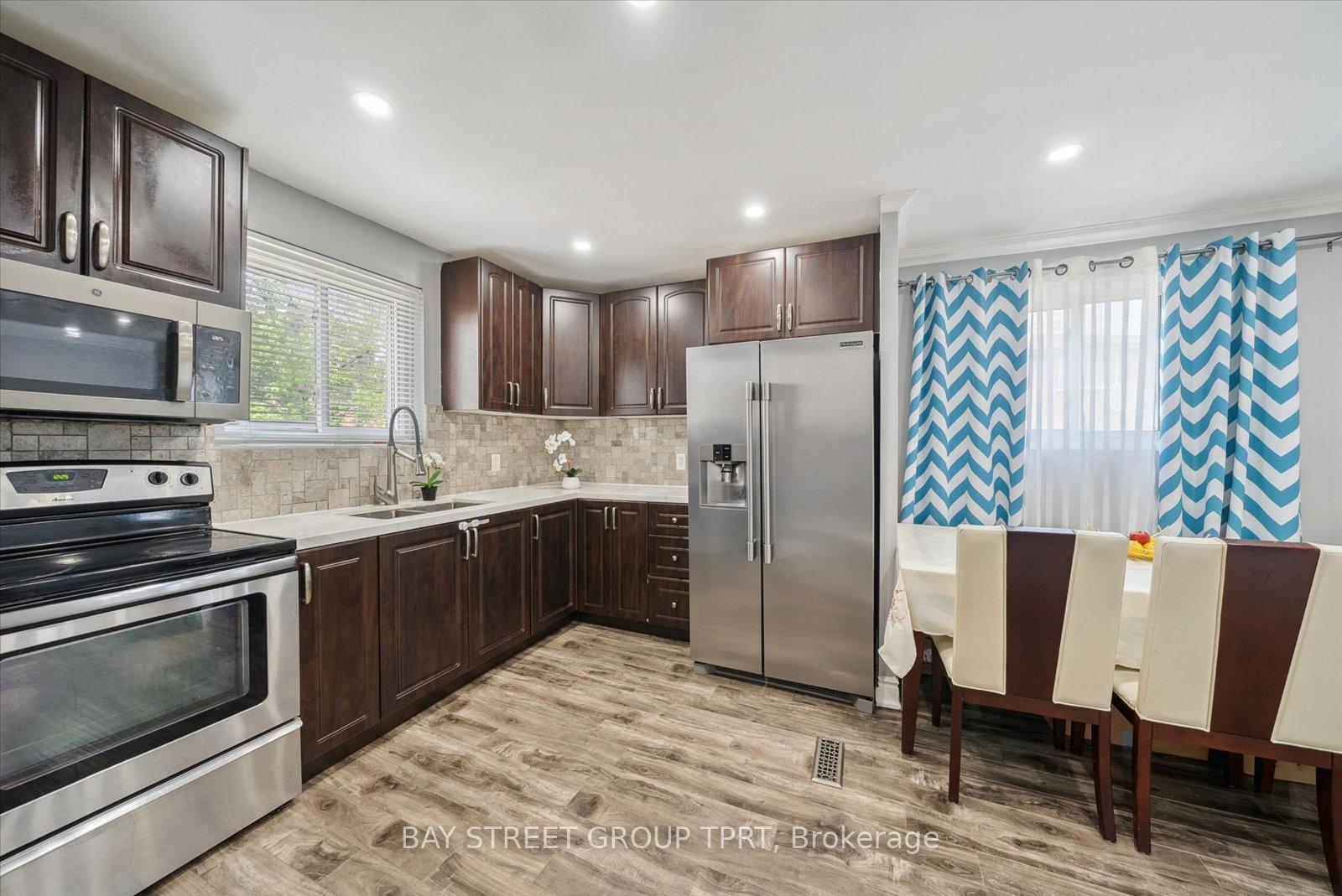 4 Bedrooms Condo at 16 Bur Oak, Toronto For sale