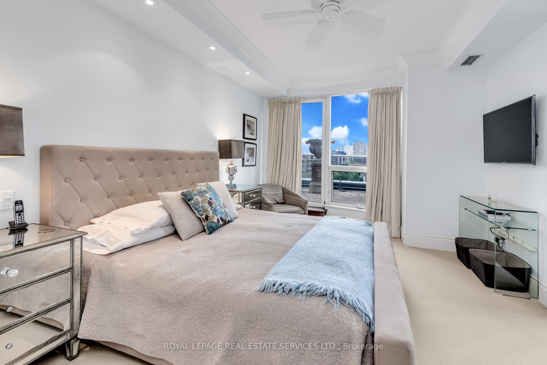 3 Bedrooms Condo at 10 Bellair, Toronto For sale