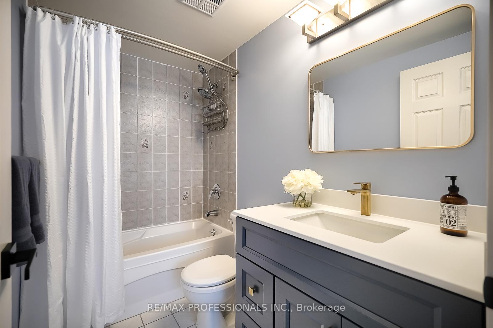 3 Bedrooms Condo at 32 Stadium, Toronto For sale