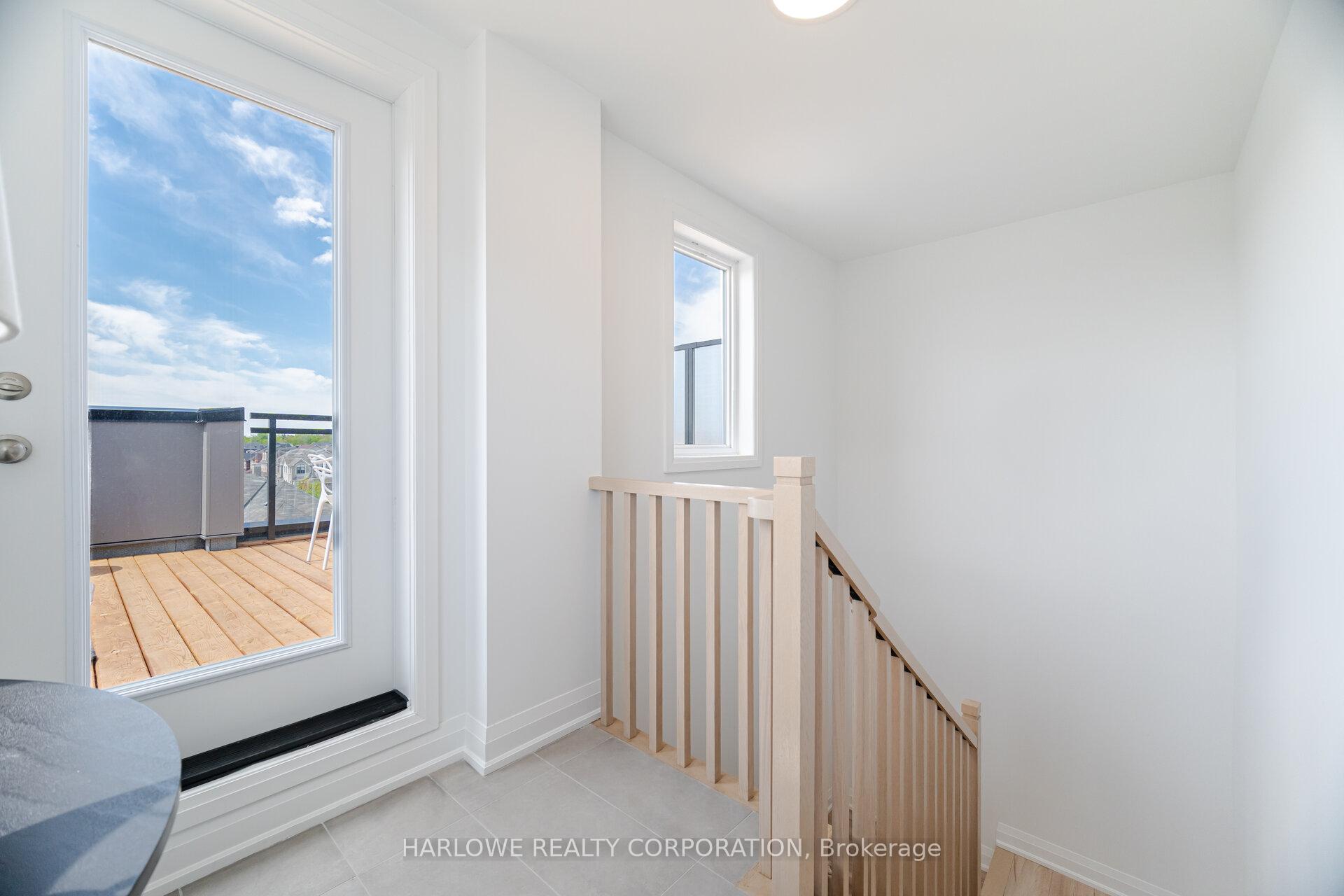 3 Bedrooms Condo at 274 Ironside, Oakville For sale