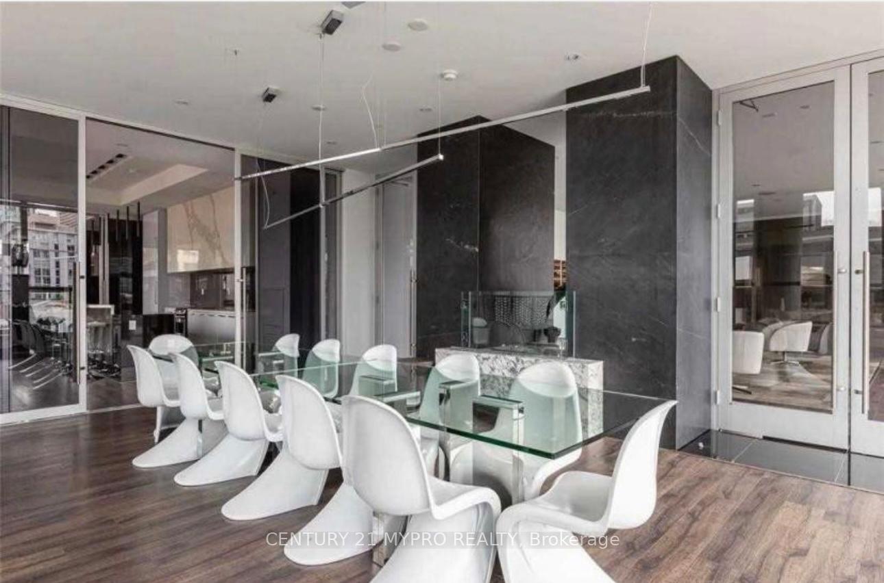 2 Bedrooms Condo at 290 Adelaide,  Toronto For sale