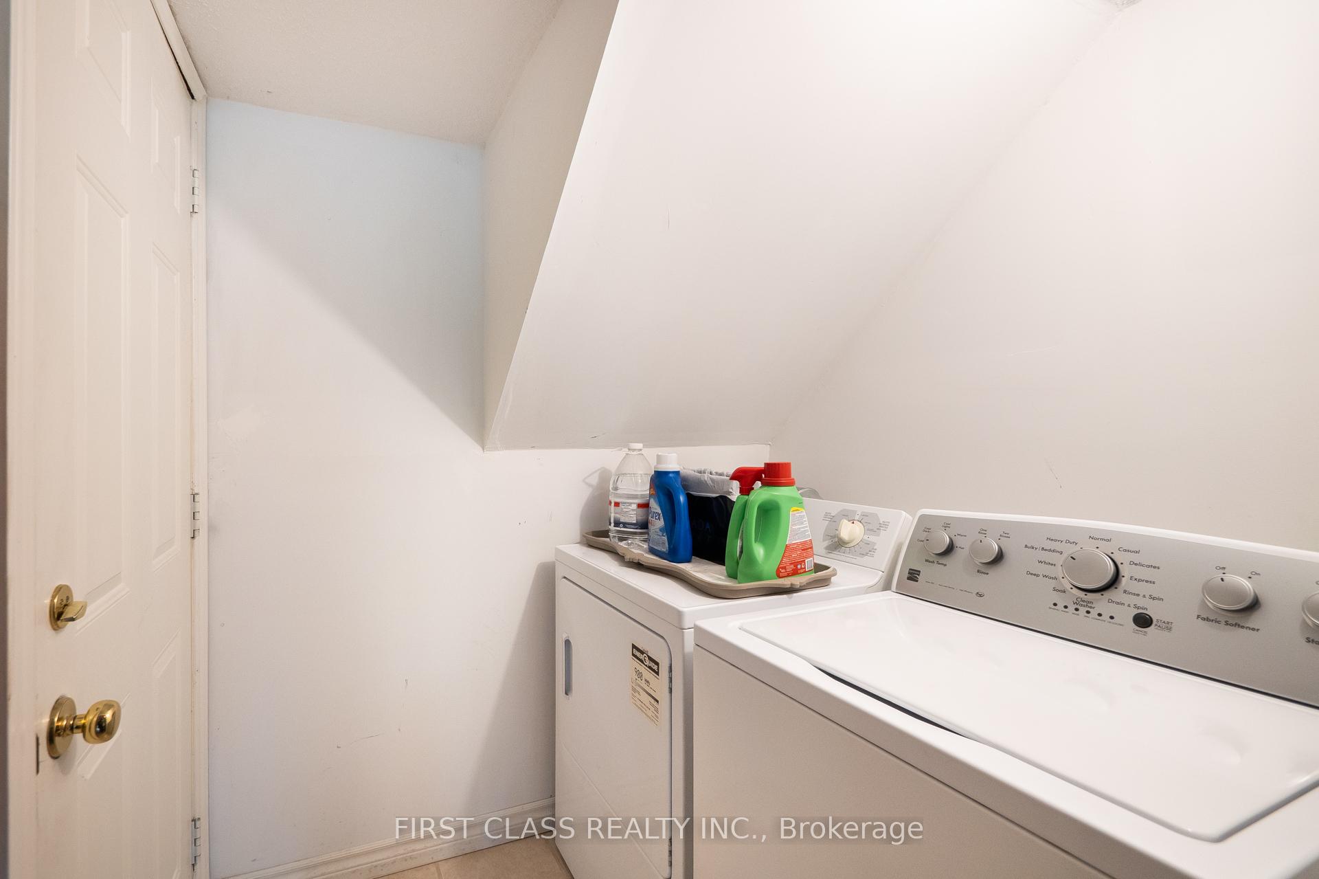4 Bedrooms Condo at 10A Leaside Park, Toronto For sale