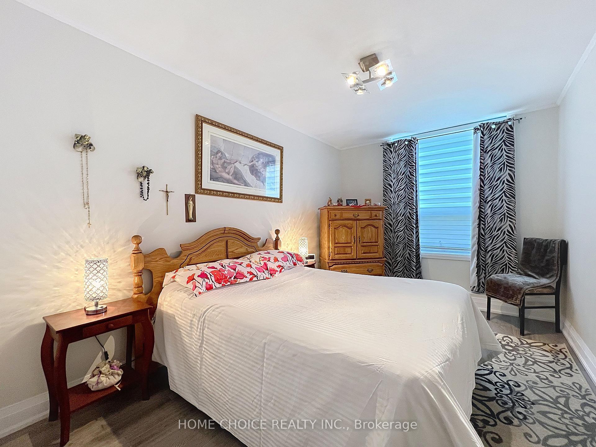 3 Bedrooms Condo at 15 La Rose, Toronto For sale