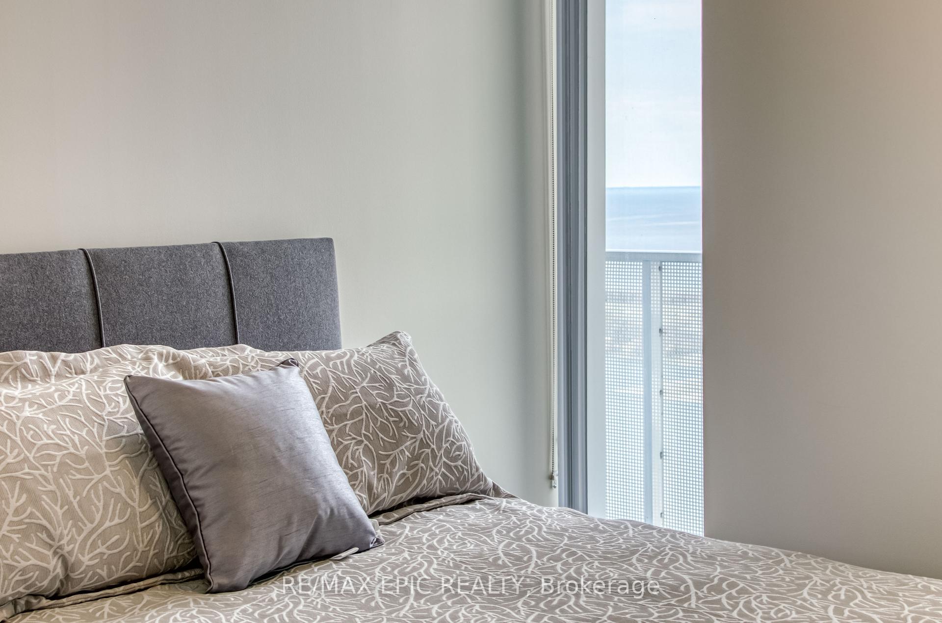 3 Bedrooms Condo at 88 Harbour,  Toronto For sale