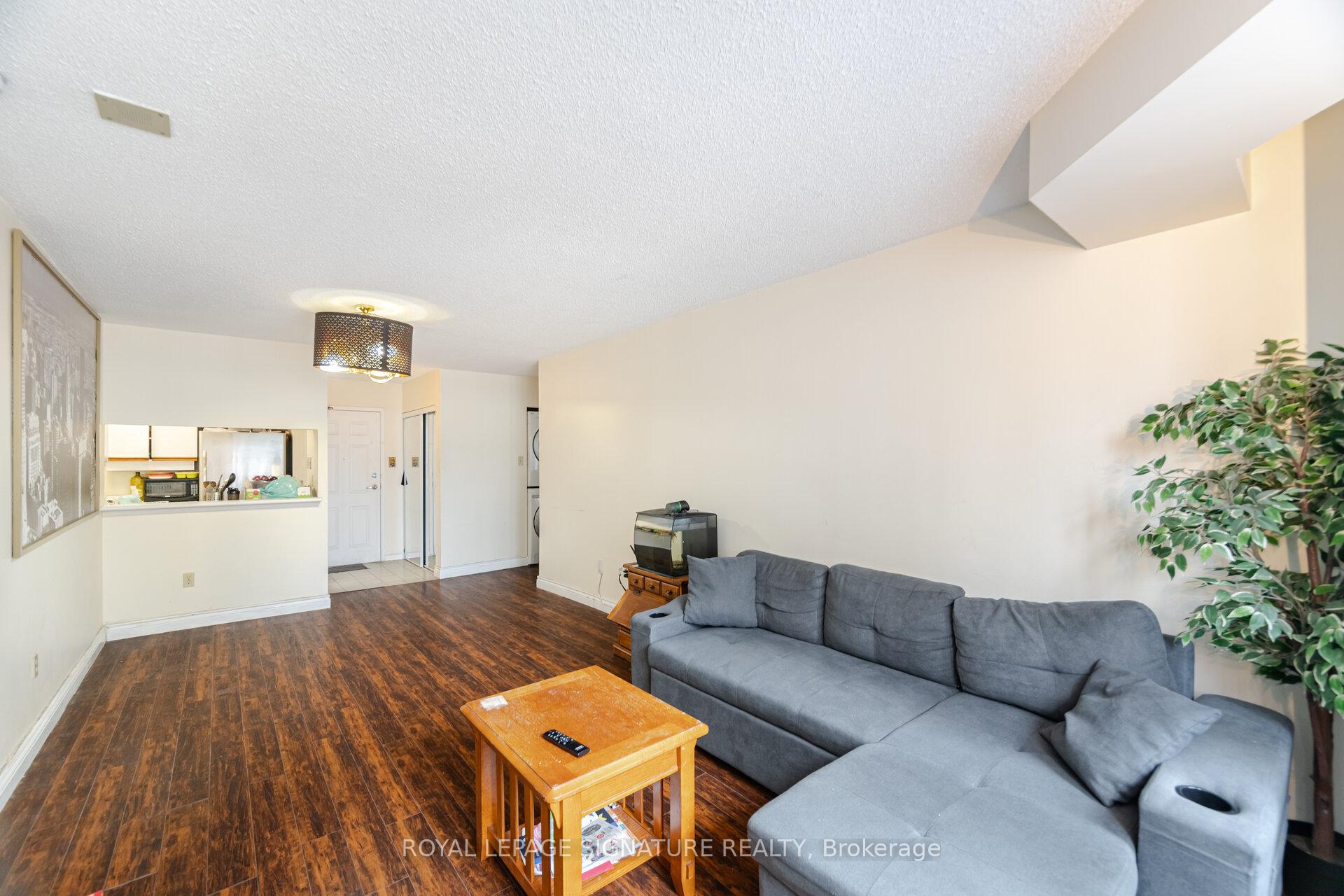 3 Bedrooms Condo at 250 Webb, Mississauga For sale