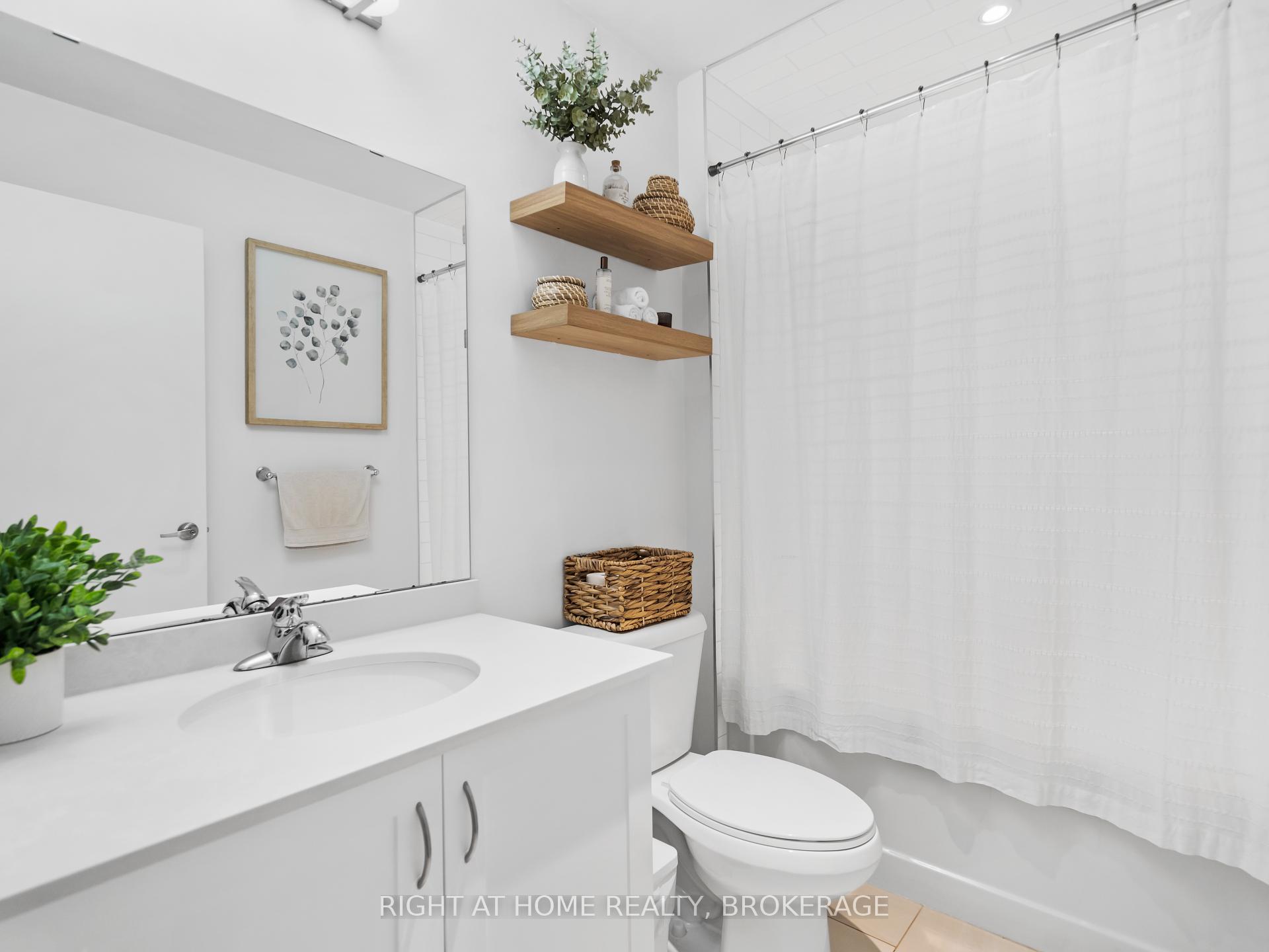2 Bedrooms Condo at 16 Markle, Hamilton For sale