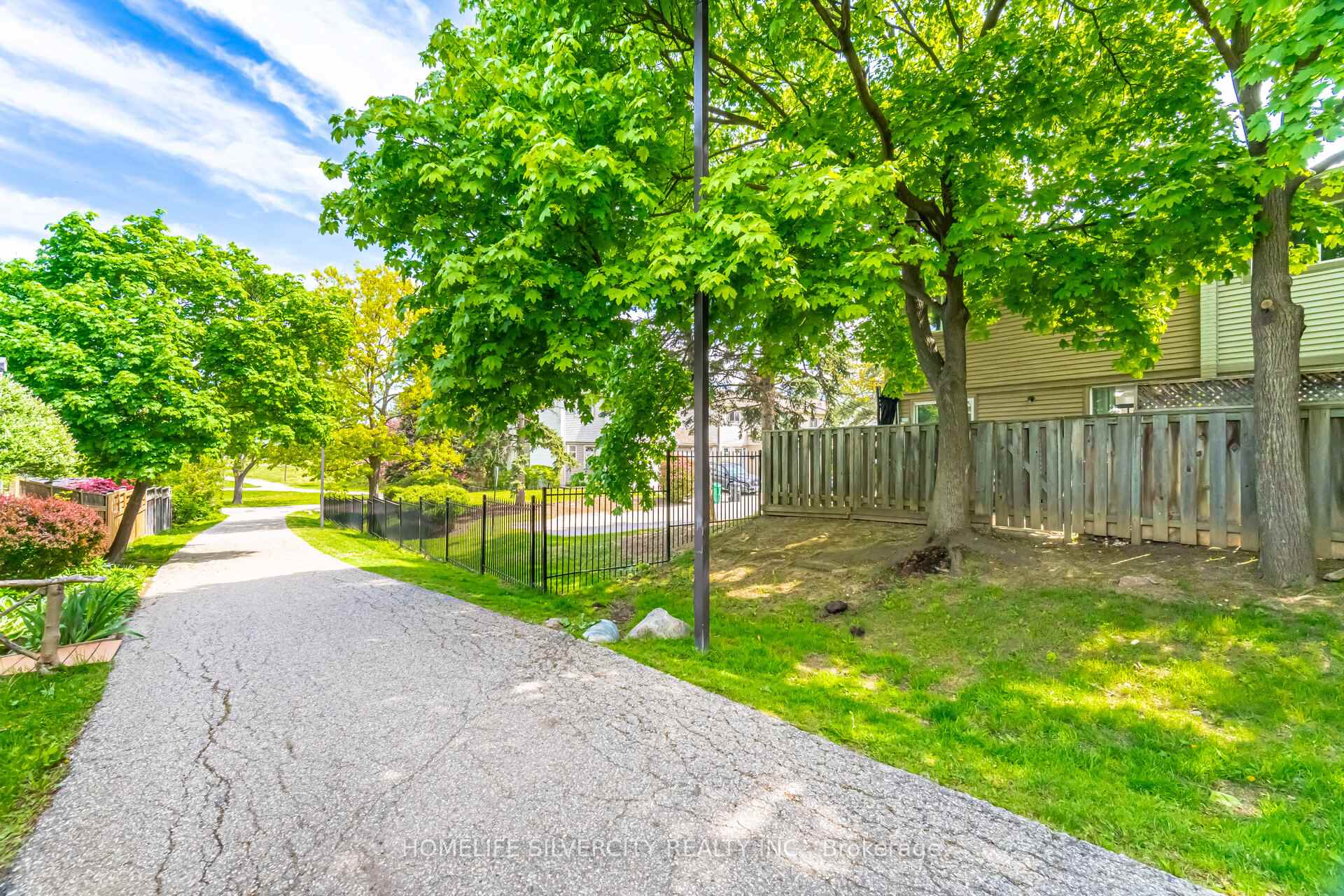 3 Bedrooms Condo at 3500 Glen erin, Mississauga For sale