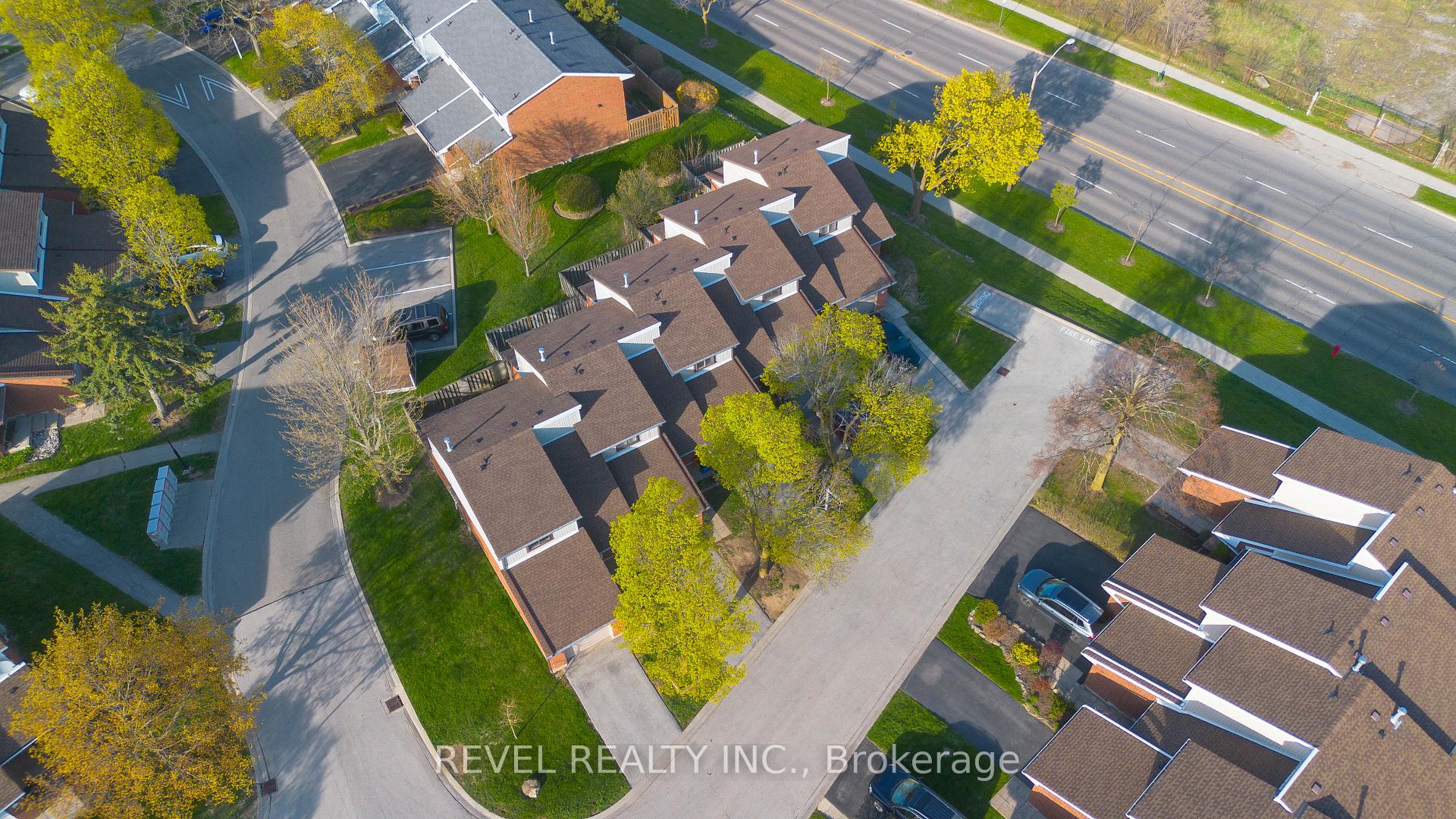 3 Bedrooms Condo at 25 Redbury,  Hamilton For sale