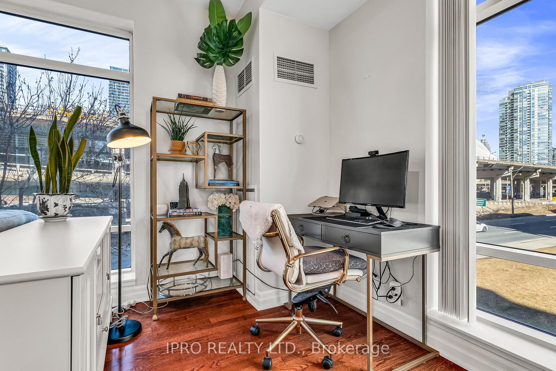 3 Bedrooms Condo at 500 Queens, Toronto For sale