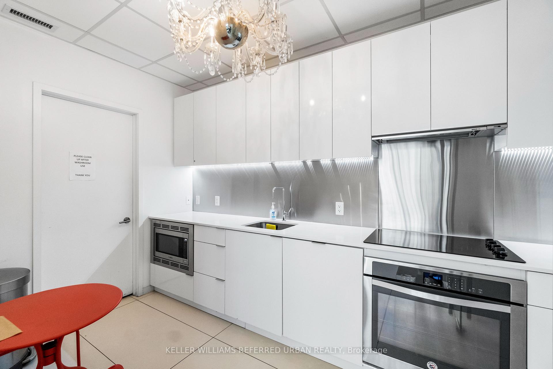 2 Bedrooms Condo at 185 Roehampton, Toronto For sale
