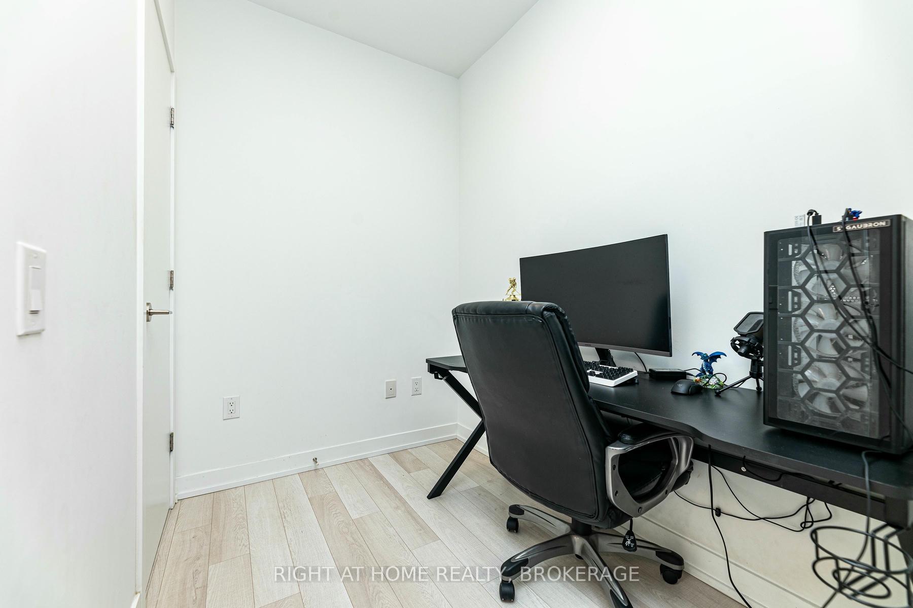 2 Bedrooms Condo at 39 Roehampton, Toronto For sale