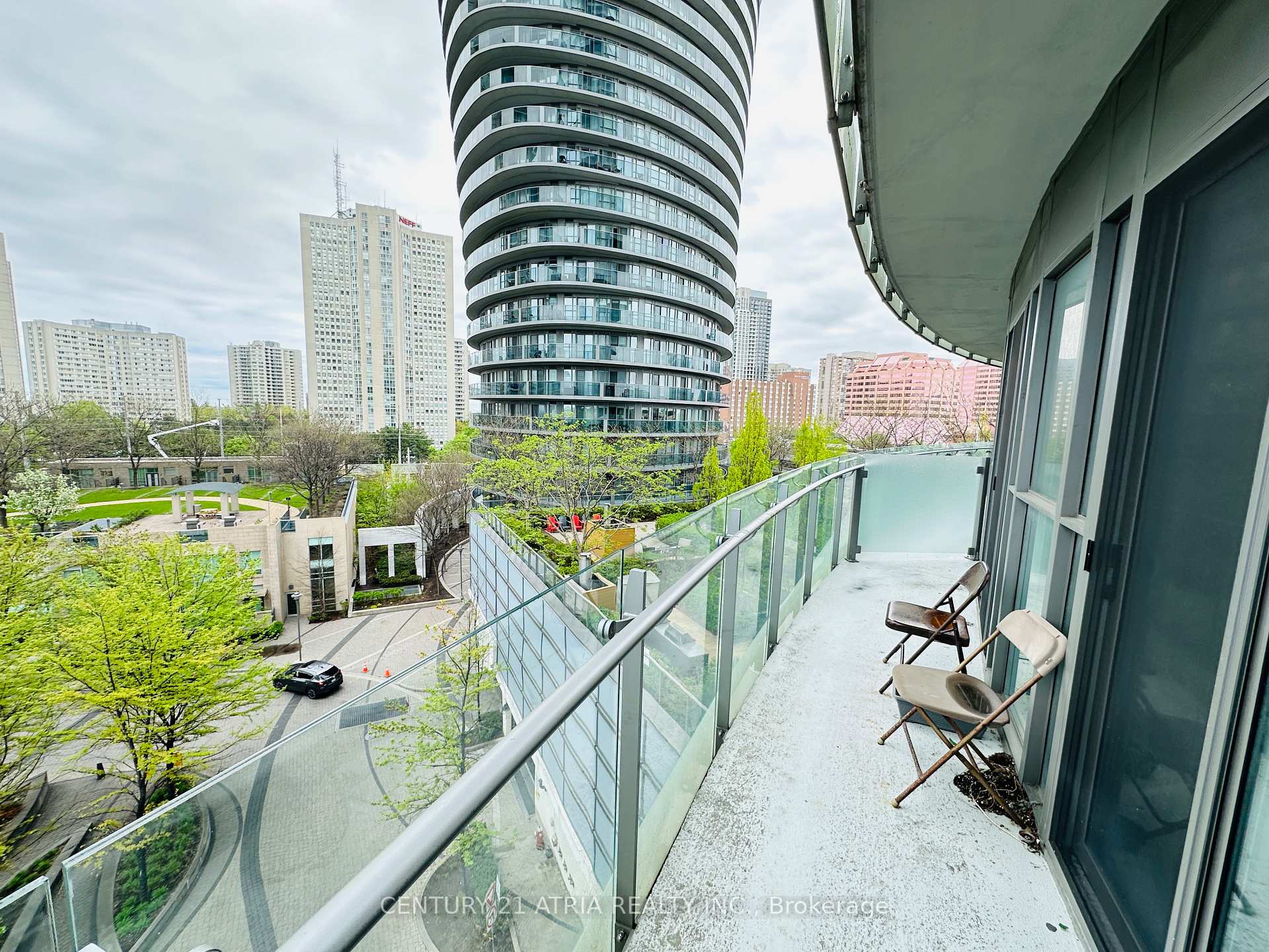2 Bedrooms Condo at 50 Absolute, Mississauga For sale