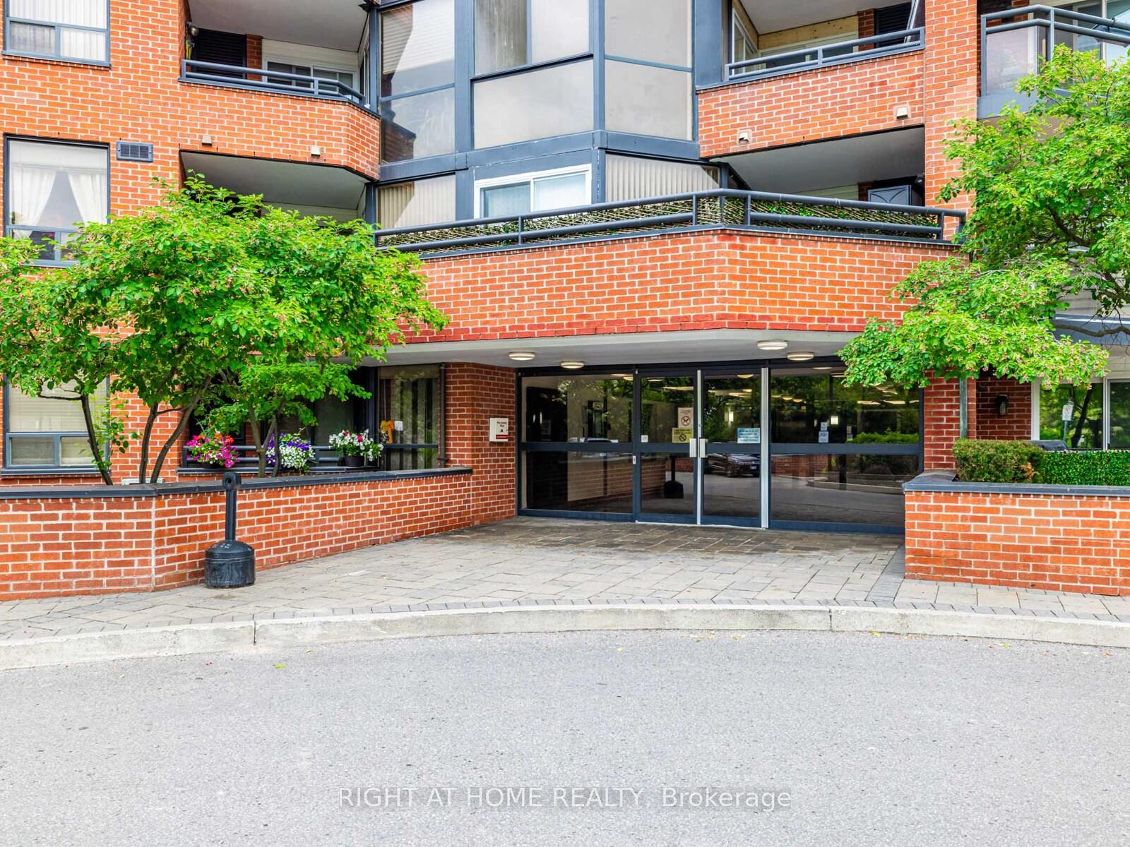 2 Bedrooms Condo at 100 Arbors, Vaughan For sale