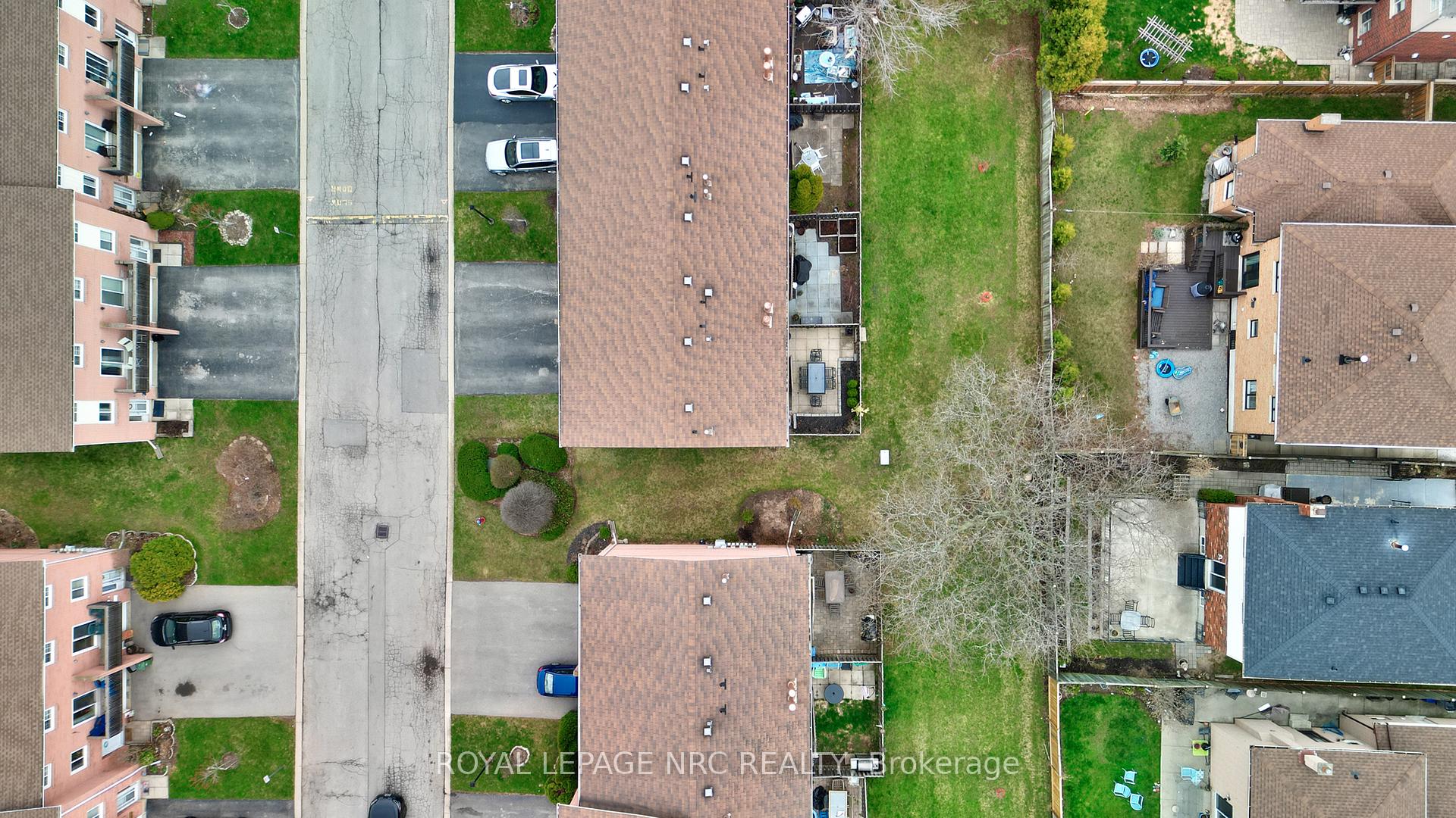 3 Bedrooms Condo at 29 Heritage, Hamilton For sale