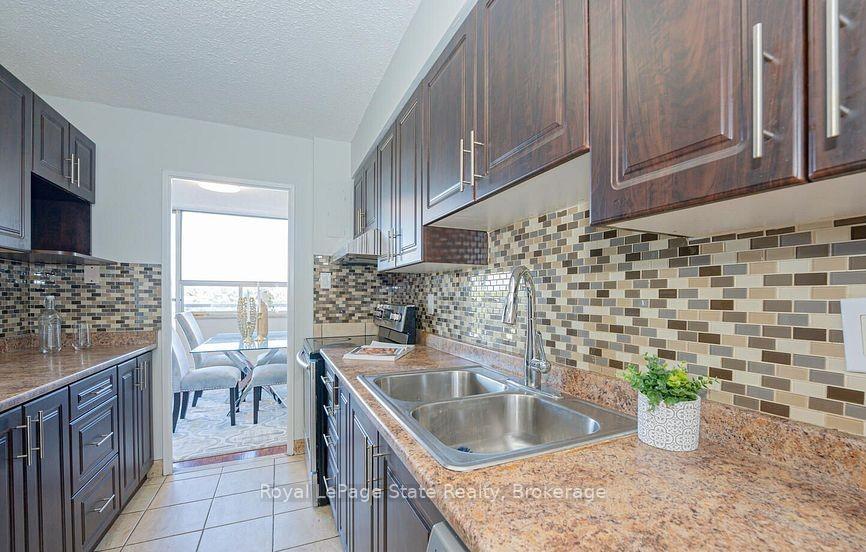 3 Bedrooms Condo at 1050 Stainton,  Mississauga For sale