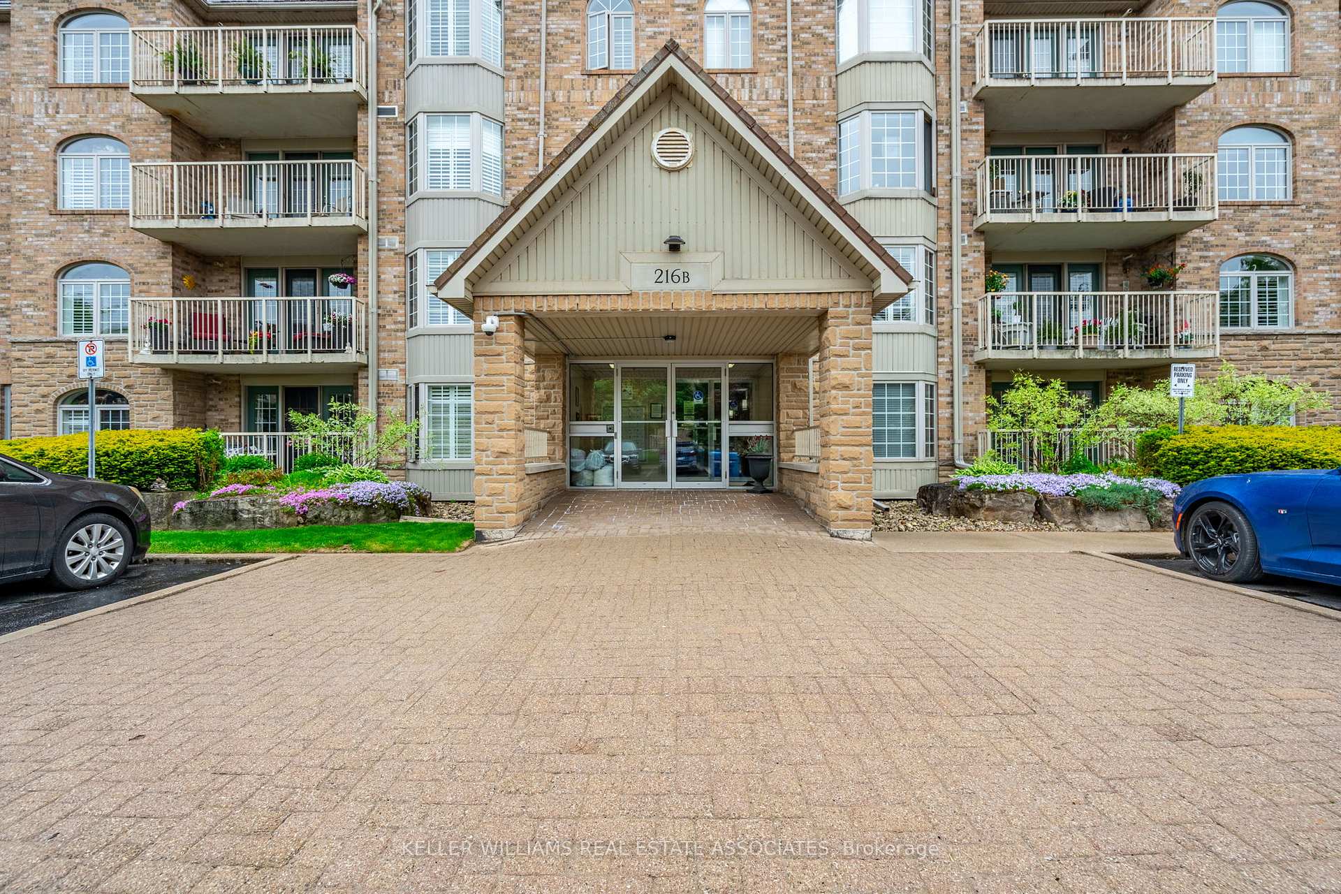 2 Bedrooms Condo at 216 Plains, Burlington For sale