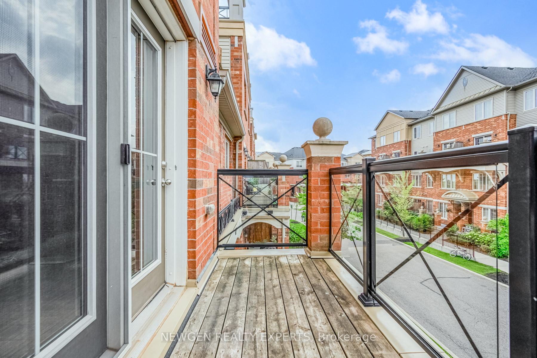 2 Bedrooms Condo at 51 Hays, Oakville For sale