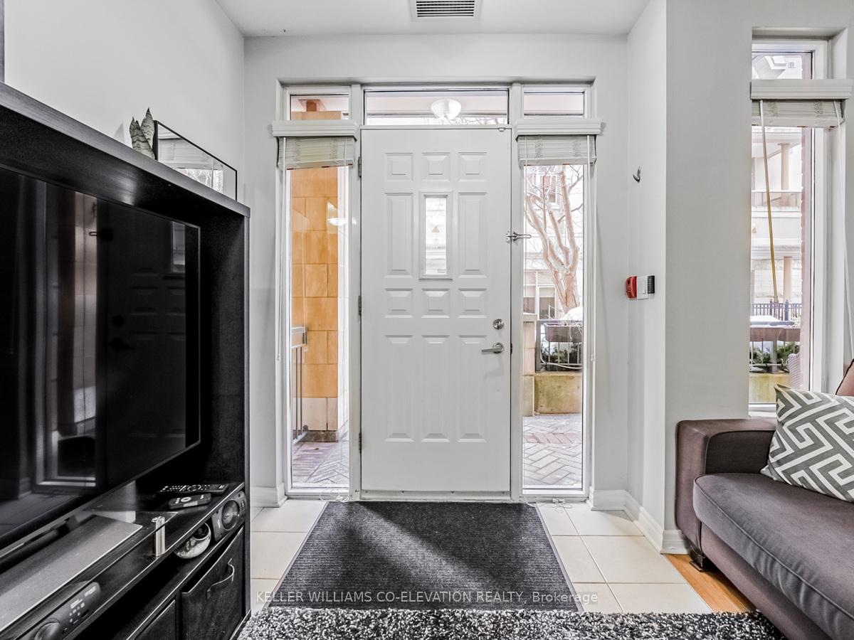2 Bedrooms Condo at 330 Princess Royal, Mississauga For sale