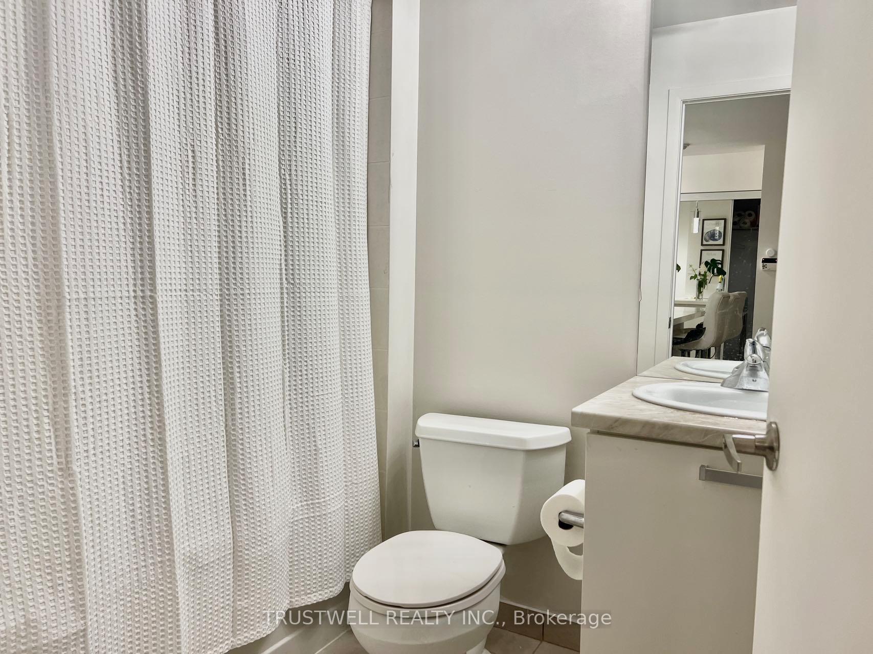 2 Bedrooms Condo at 38 Grenville, Toronto For sale