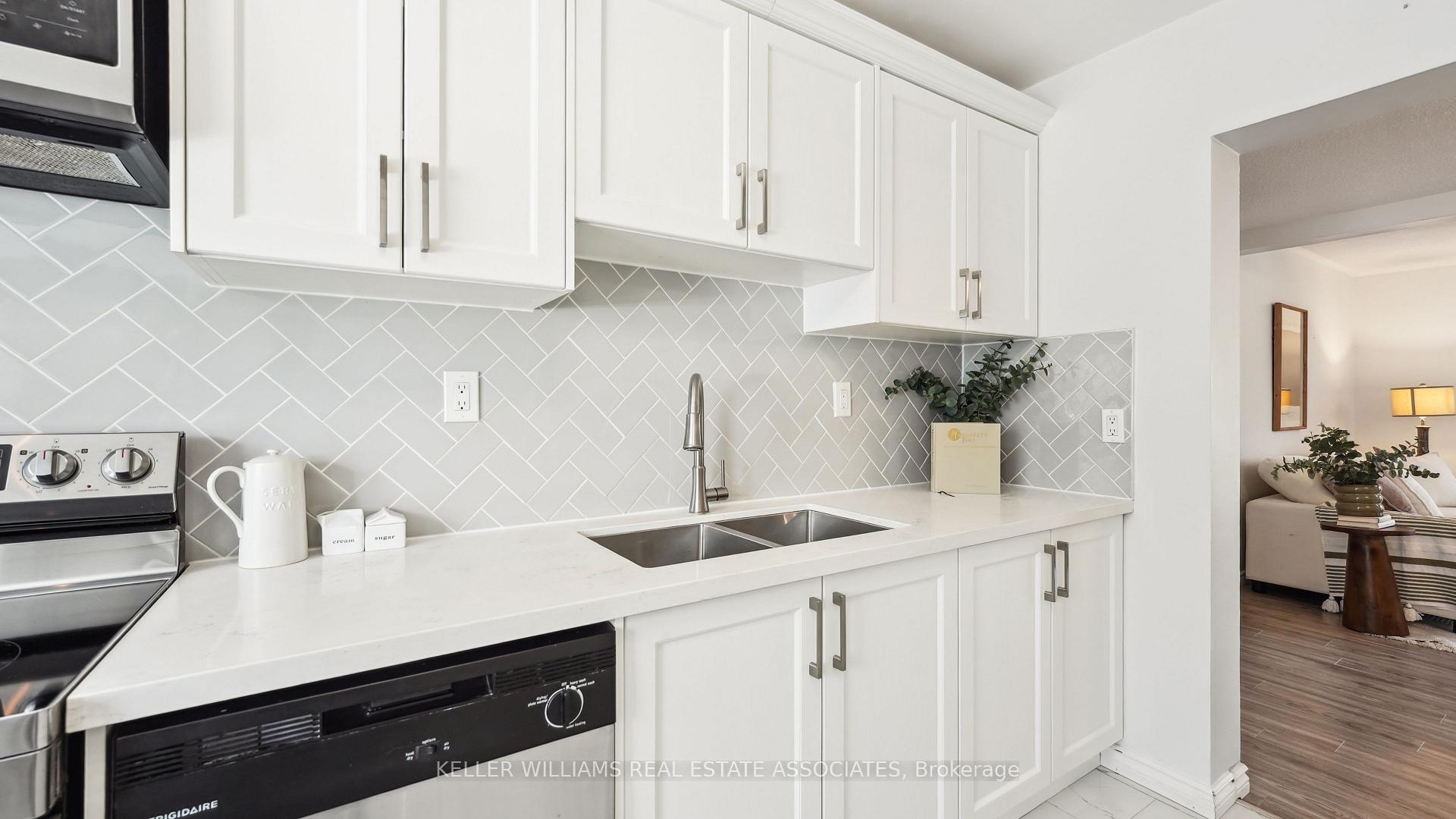 3 Bedrooms Condo at 6855 Glen Erin, Mississauga For sale